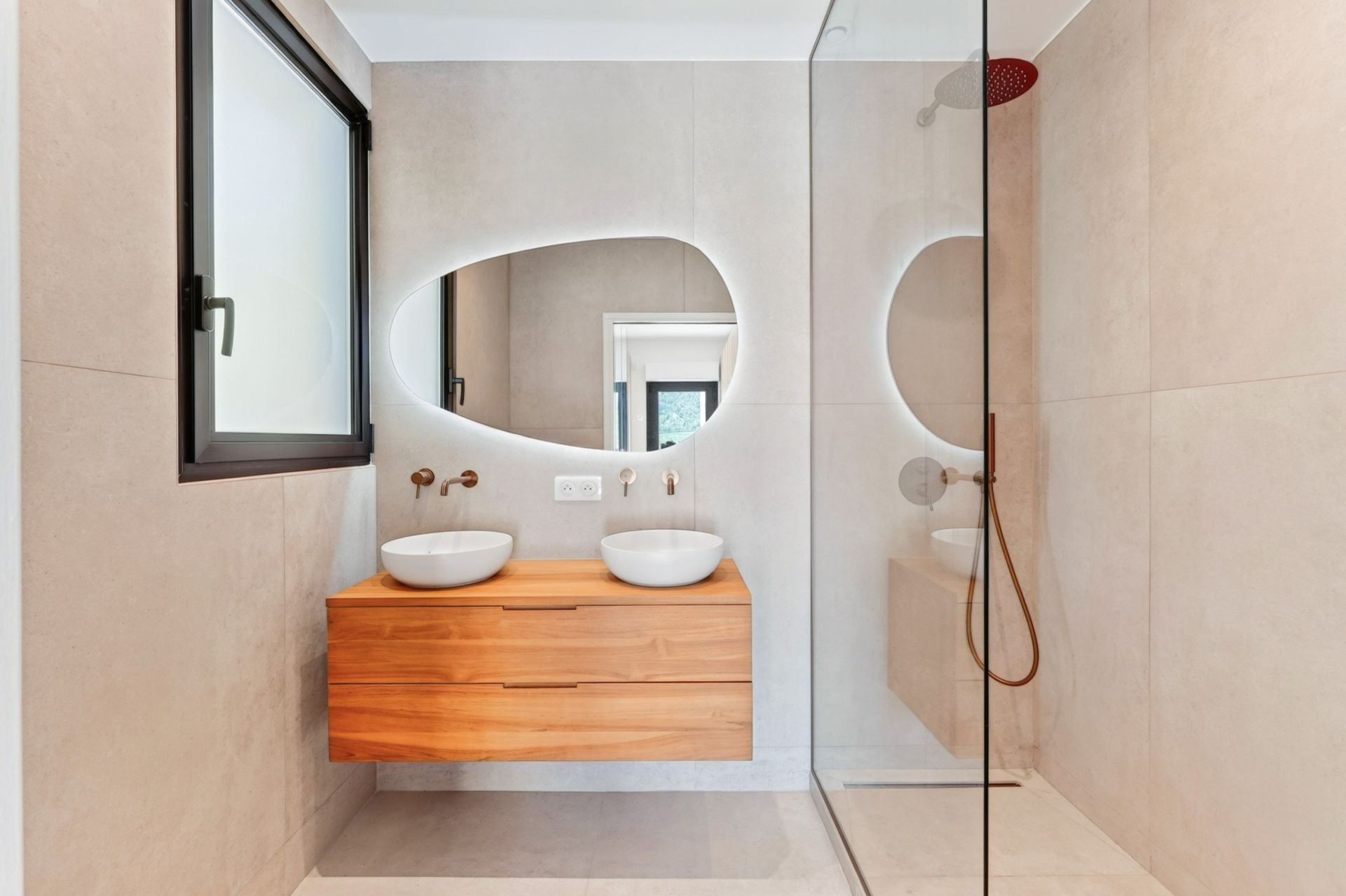 luxury apartment 5 Rooms for sale on CASSIS (13260)