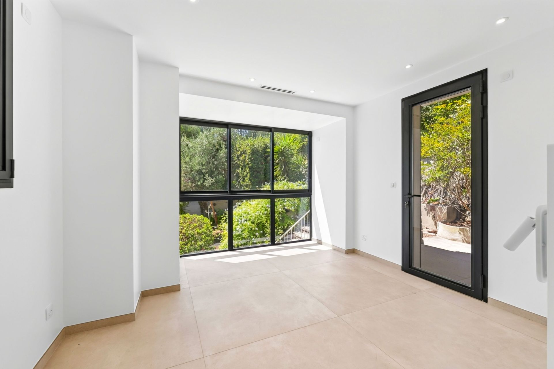 luxury apartment 5 Rooms for sale on CASSIS (13260)