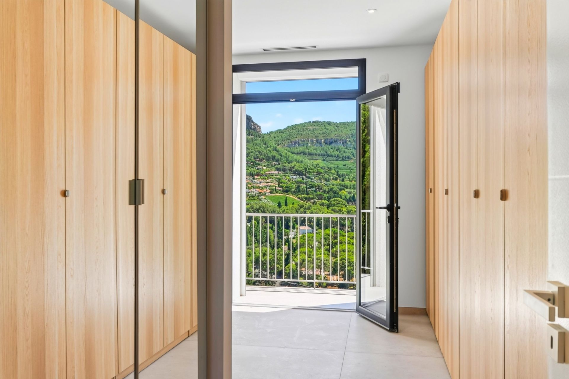 luxury apartment 5 Rooms for sale on CASSIS (13260)