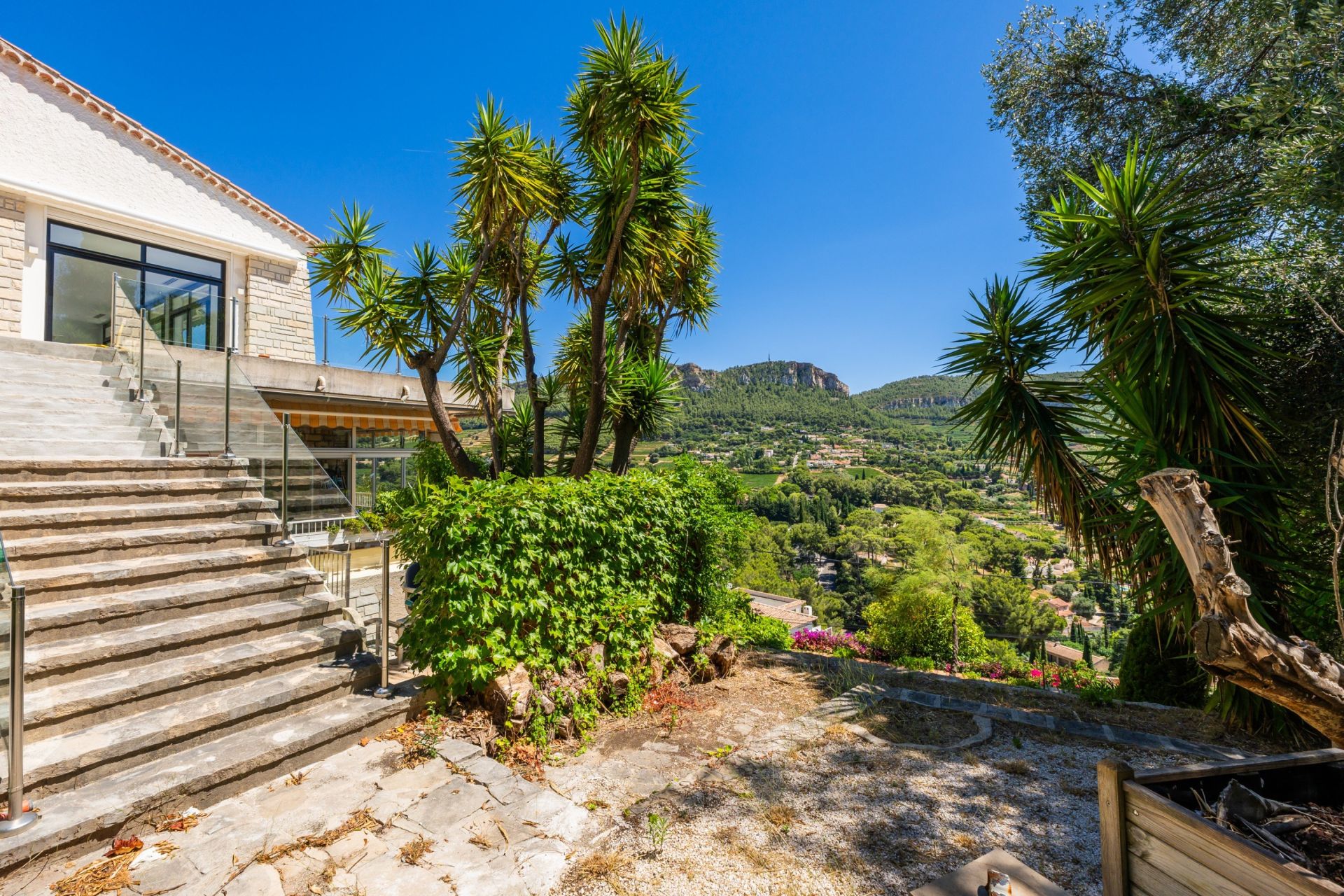 luxury apartment 5 Rooms for sale on CASSIS (13260)