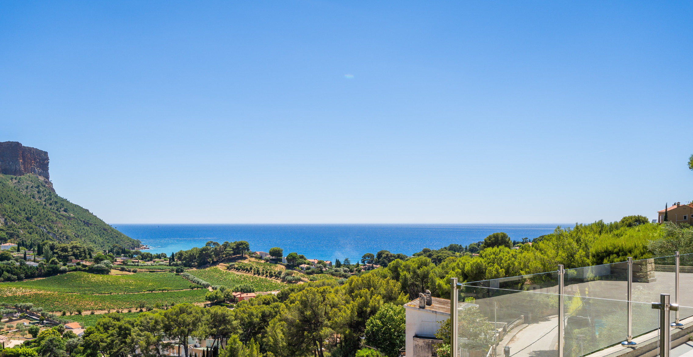 luxury apartment 5 Rooms for sale on CASSIS (13260)