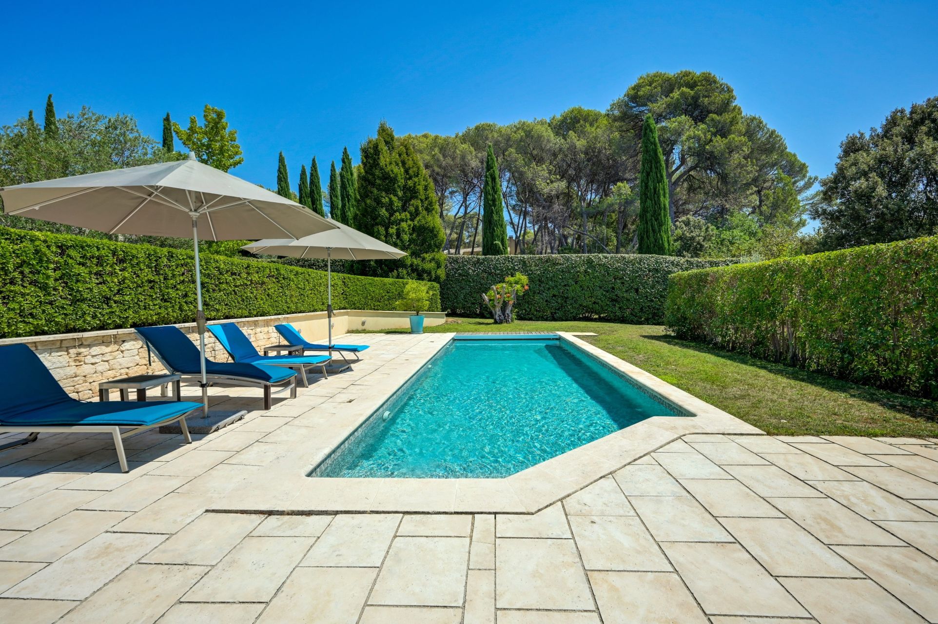 luxury house 5 Rooms for sale on EGUILLES (13510)