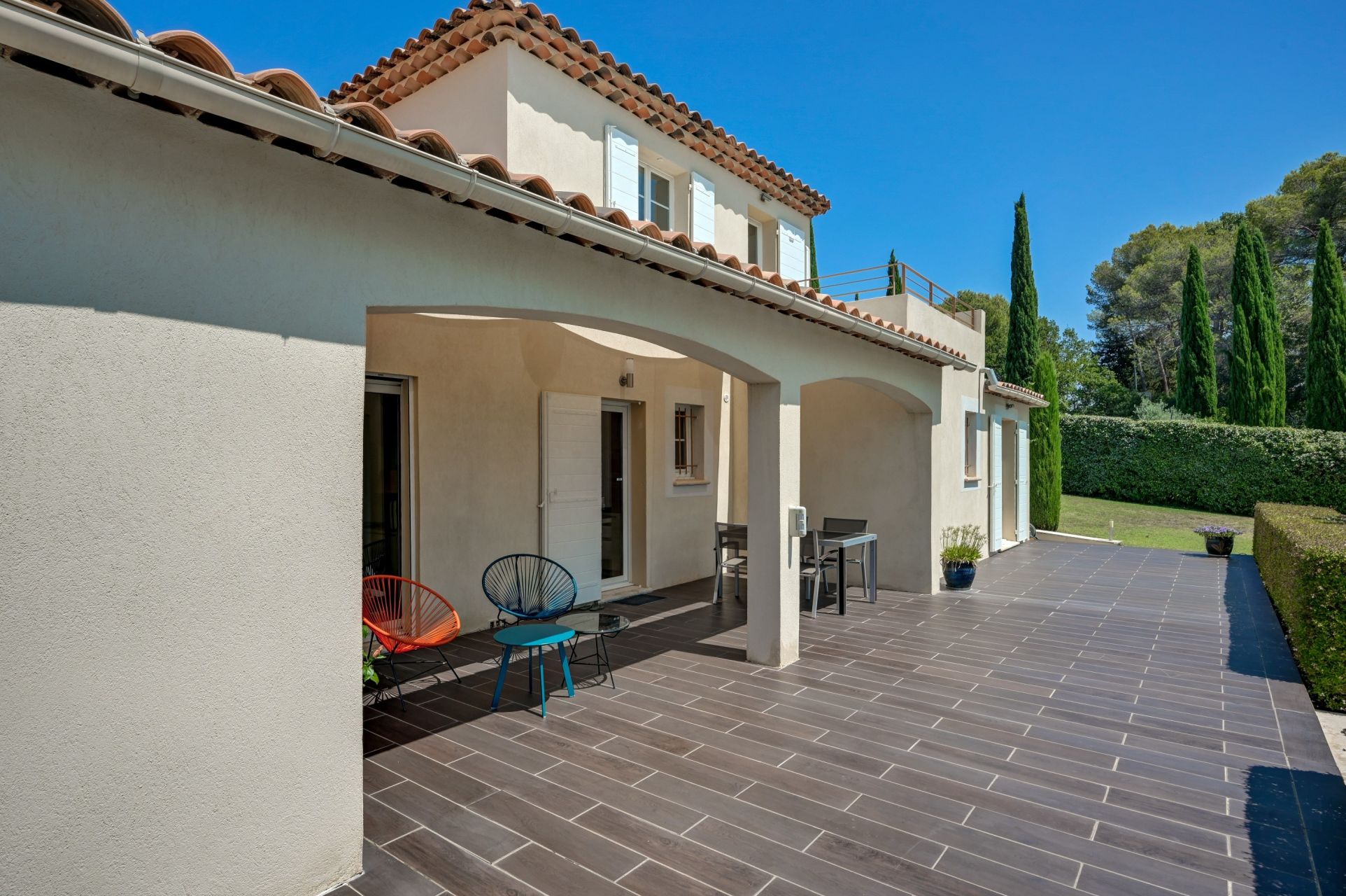 luxury house 5 Rooms for sale on EGUILLES (13510)