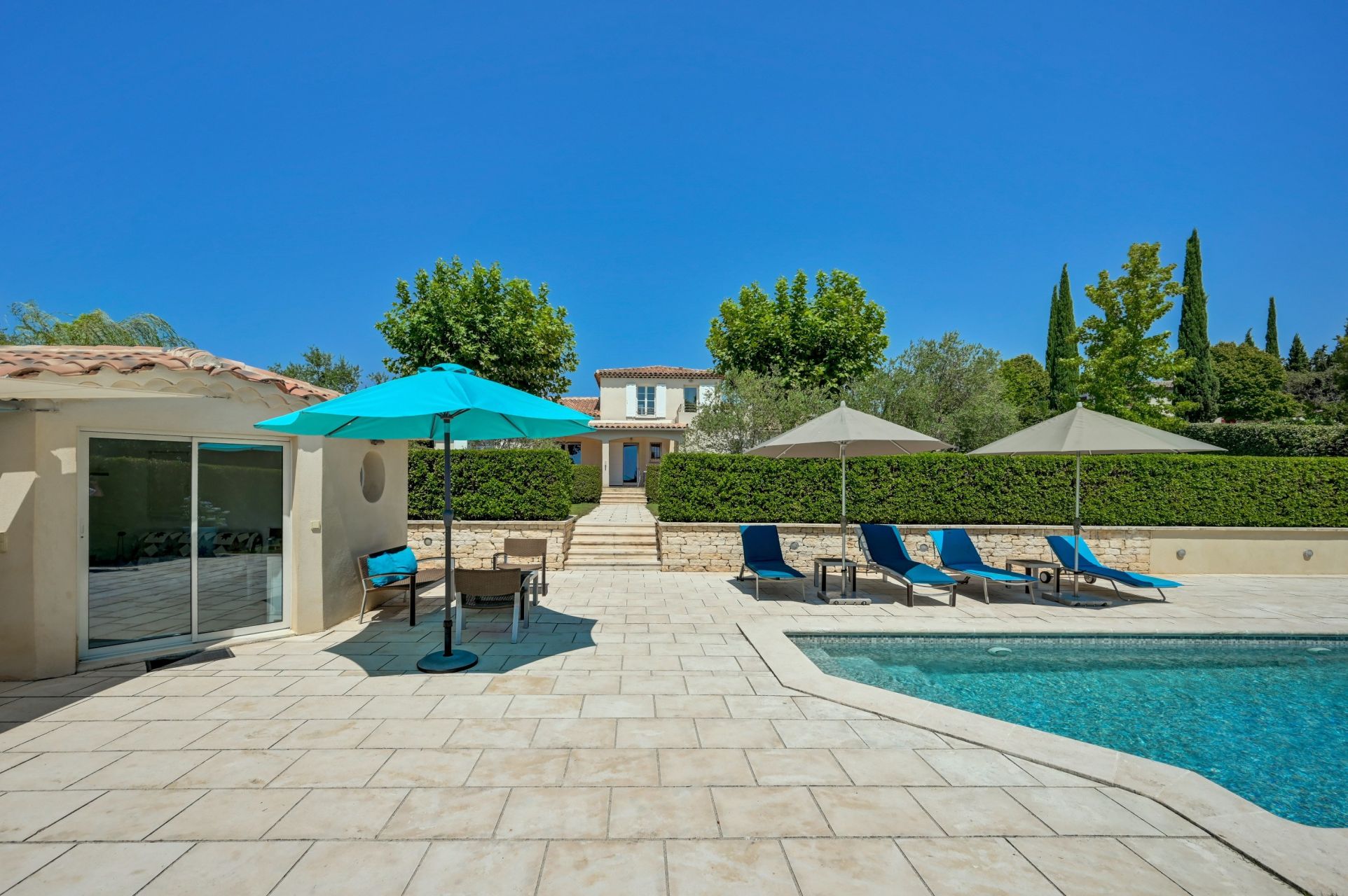 luxury house 5 Rooms for sale on EGUILLES (13510)