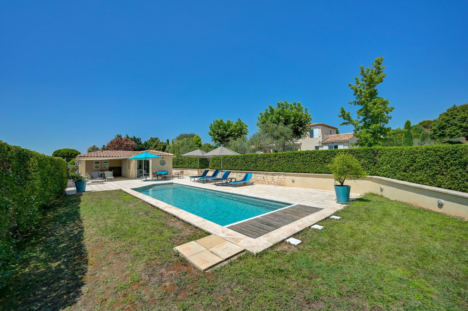 luxury house 5 Rooms for sale on EGUILLES (13510)