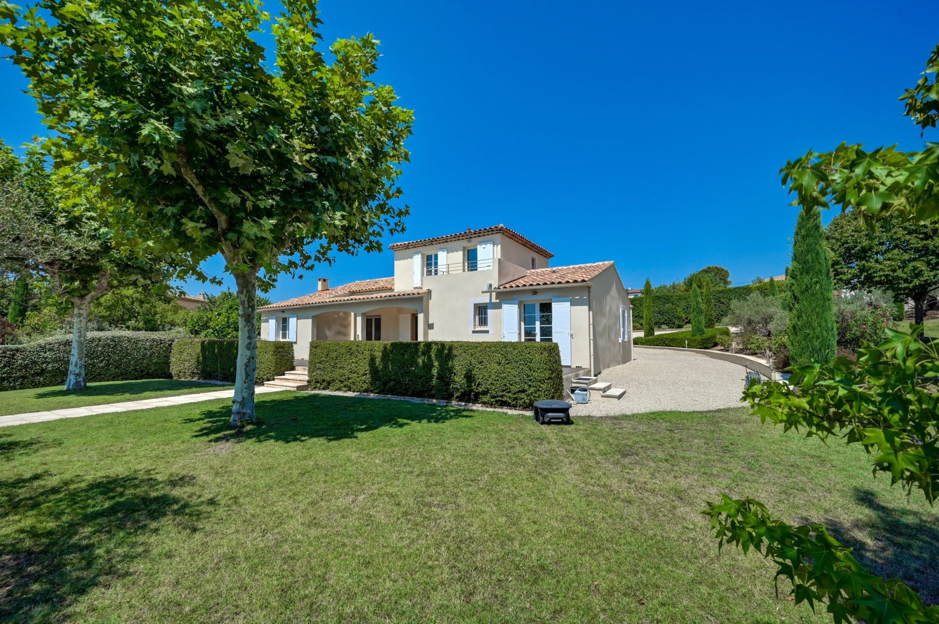 luxury house 5 Rooms for sale on EGUILLES (13510)