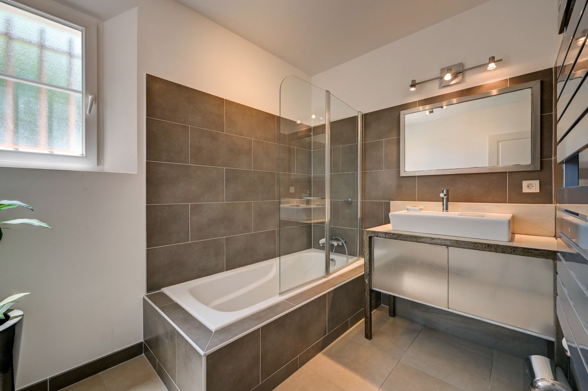 luxury house 5 Rooms for sale on EGUILLES (13510)