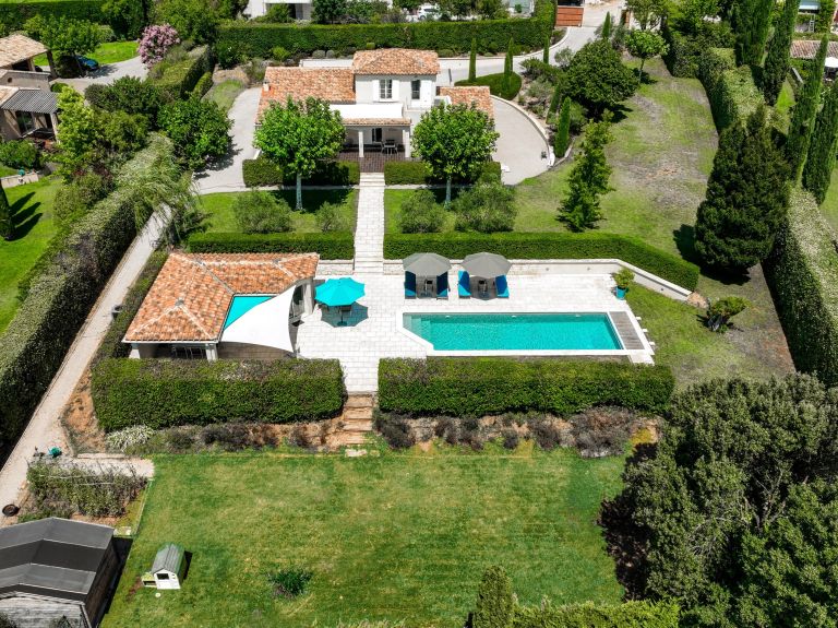 luxury house 5 Rooms for sale on EGUILLES (13510)