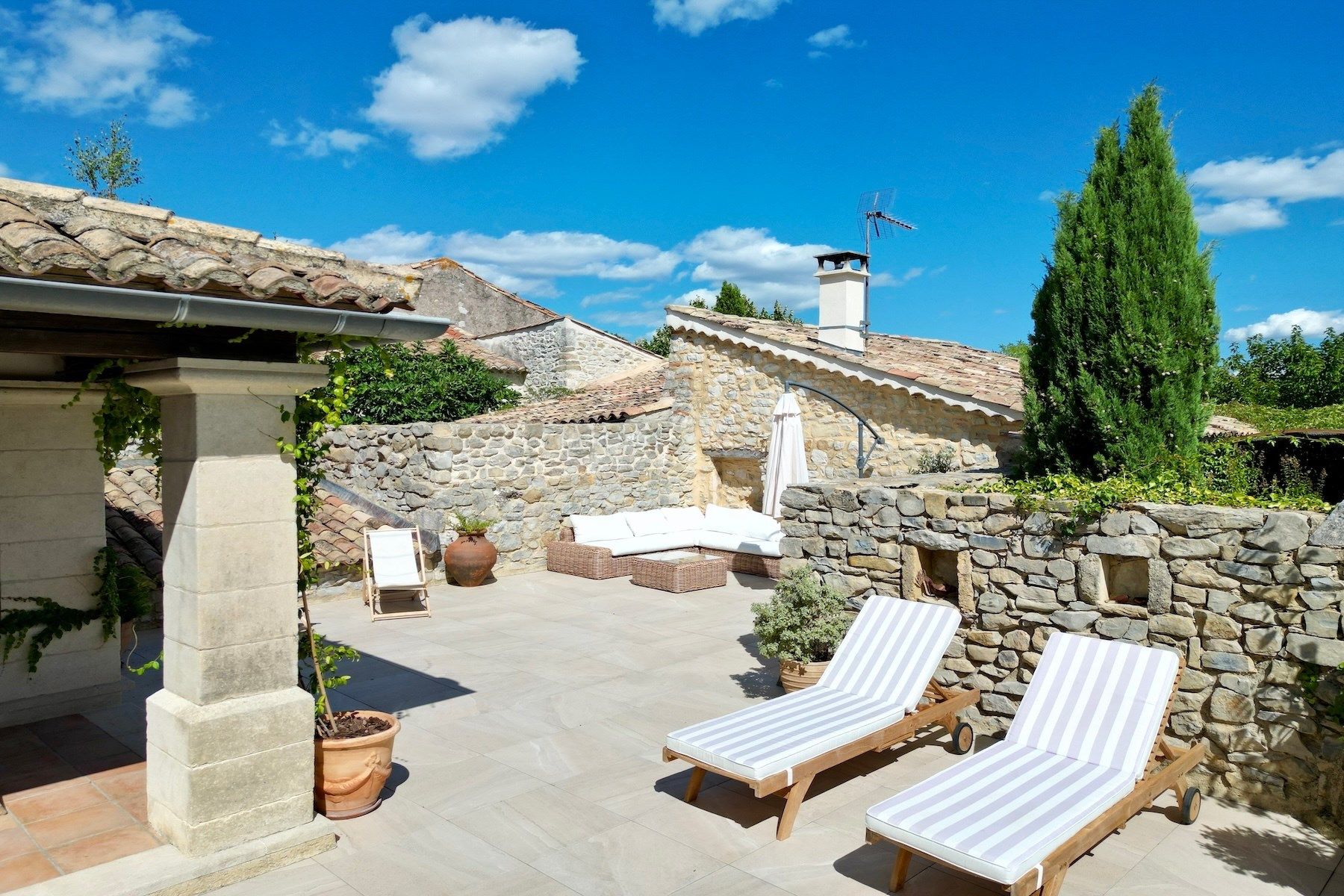 luxury house 6 Rooms for sale on LUSSAN (30580)