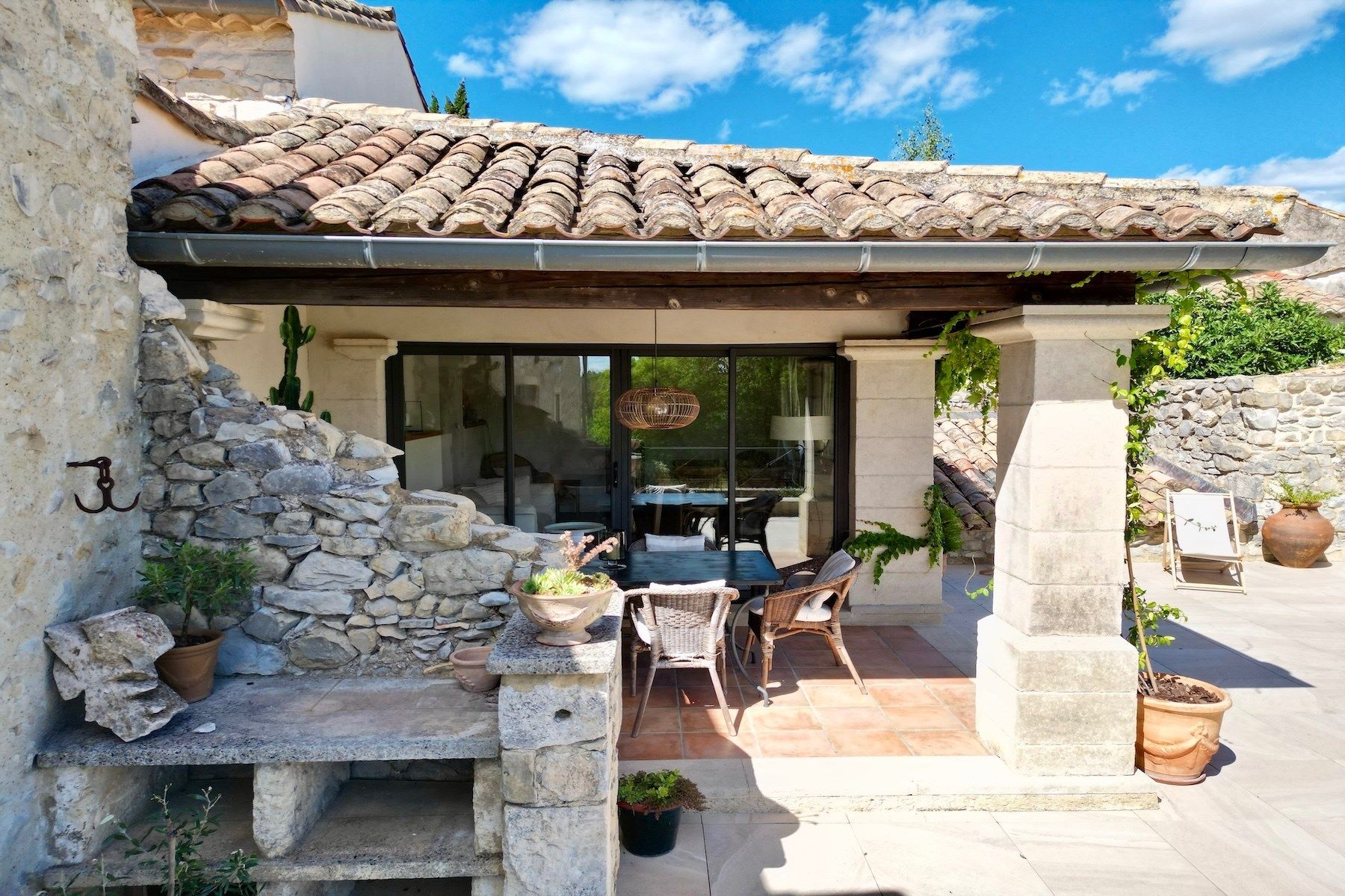 luxury house 6 Rooms for sale on LUSSAN (30580)