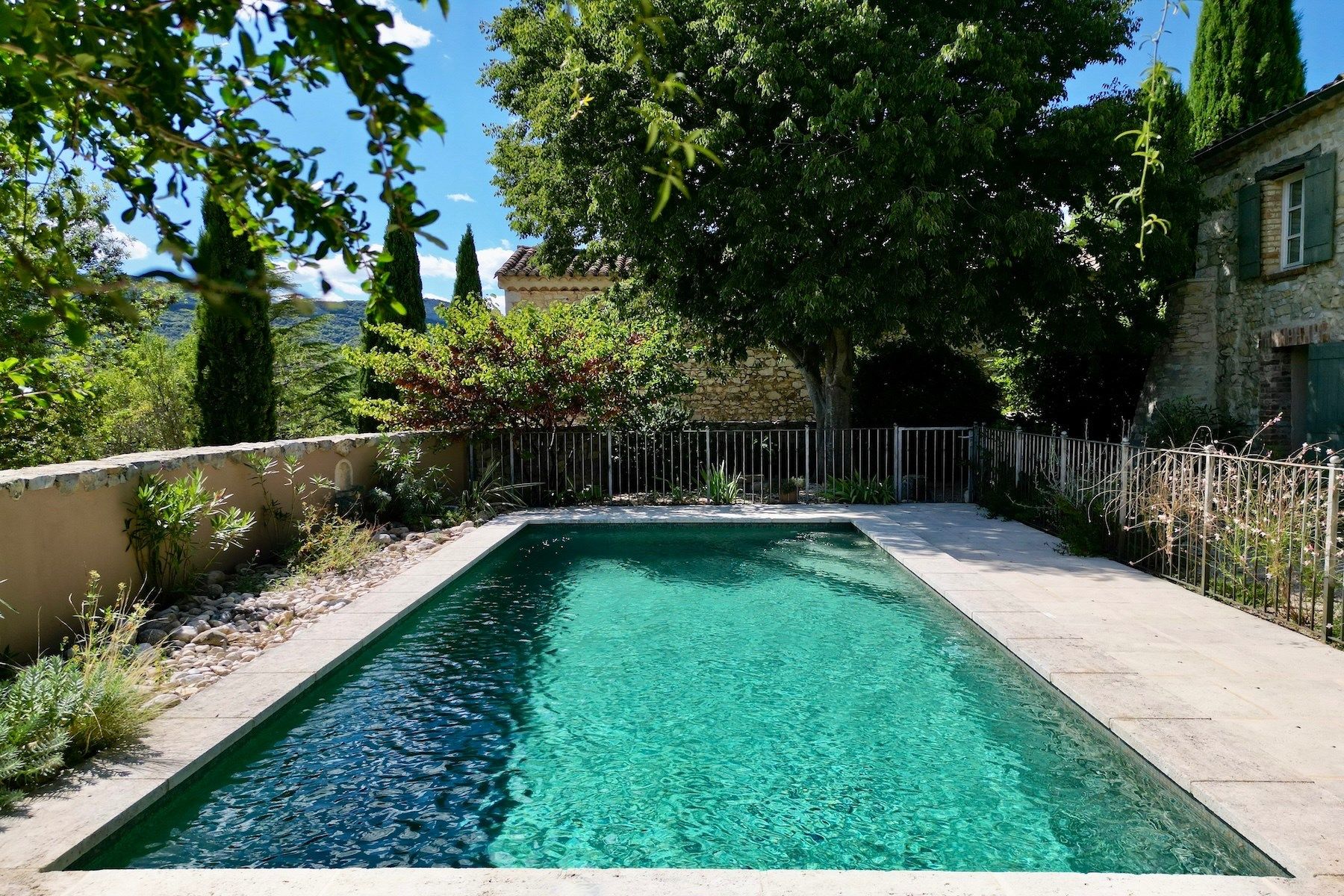 luxury house 6 Rooms for sale on LUSSAN (30580)