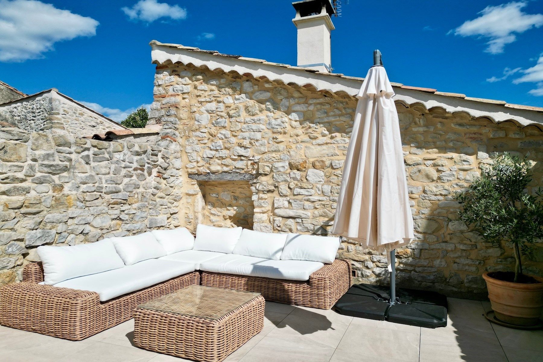 luxury house 6 Rooms for sale on LUSSAN (30580)