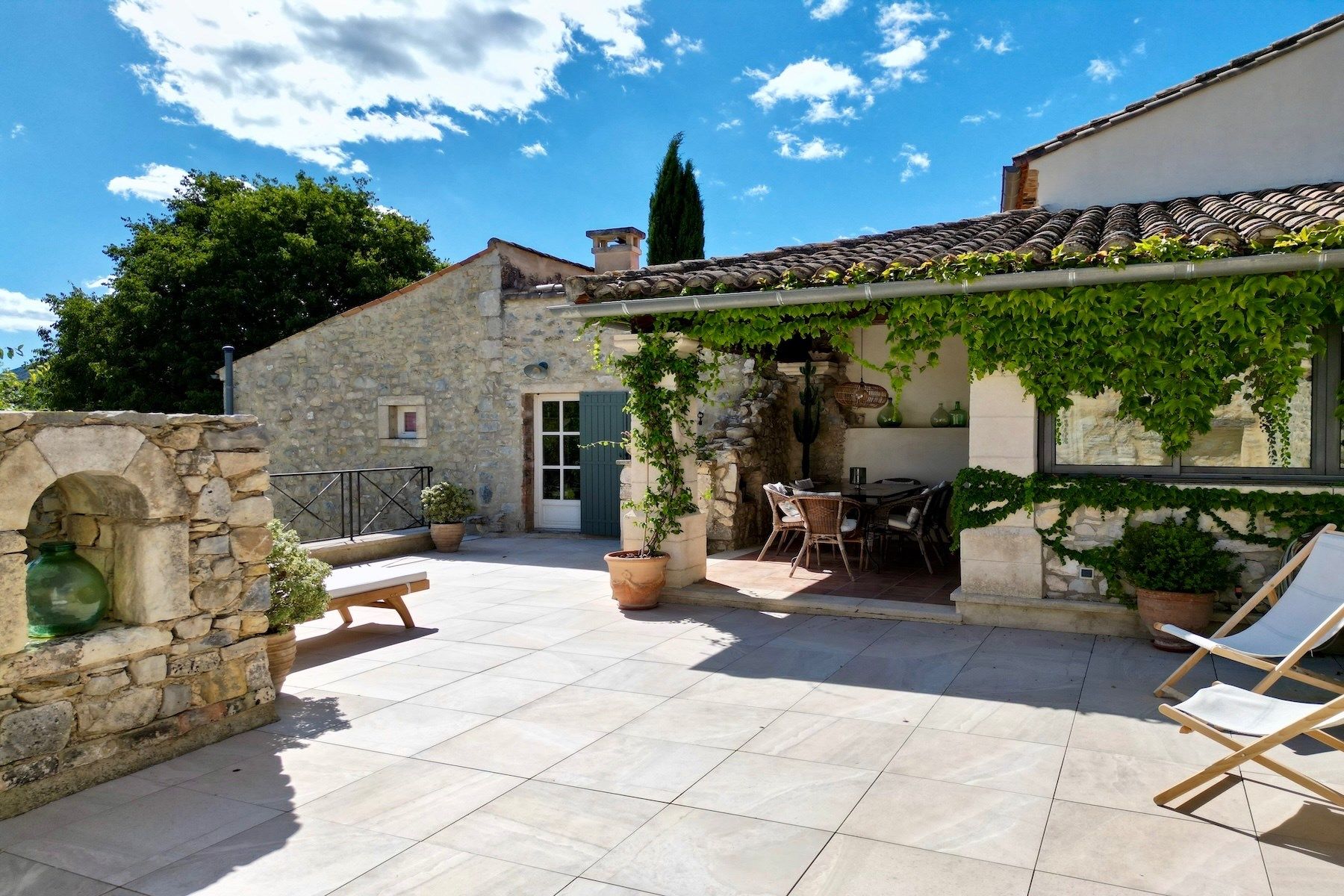luxury house 6 Rooms for sale on LUSSAN (30580)