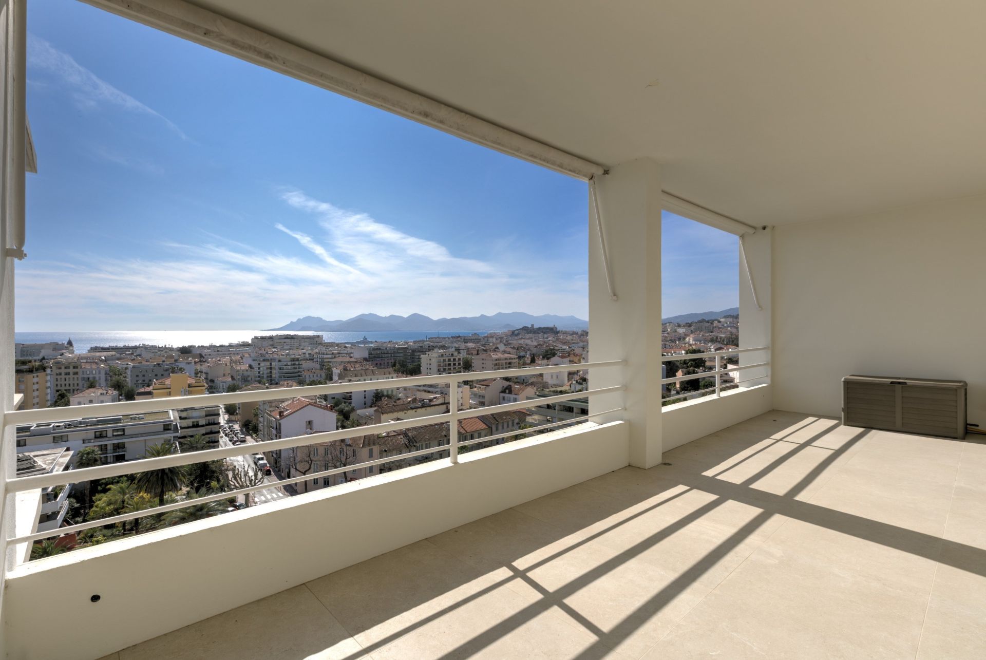 luxury apartment 2 Rooms for sale on CANNES (06400)