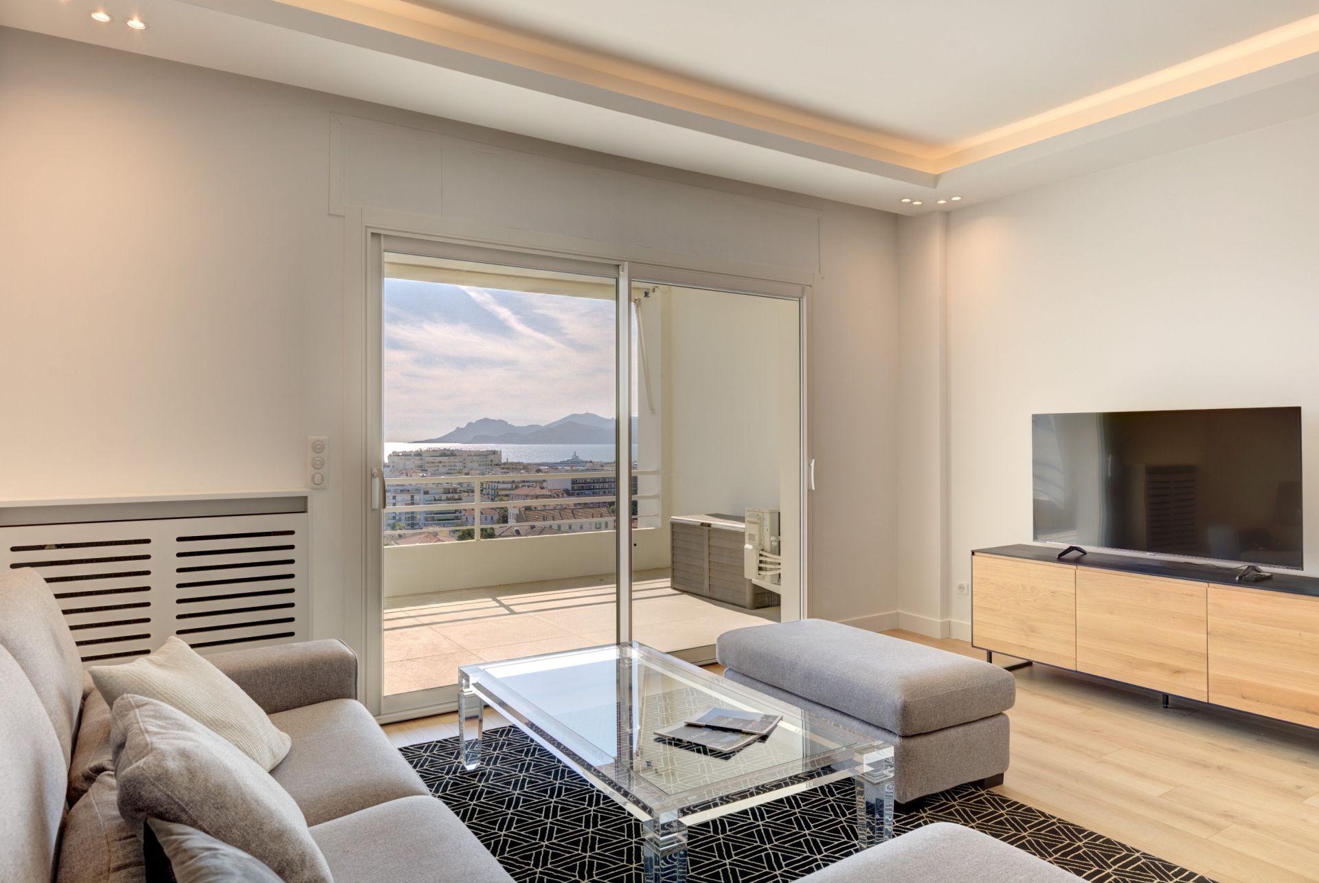 luxury apartment 2 Rooms for sale on CANNES (06400)