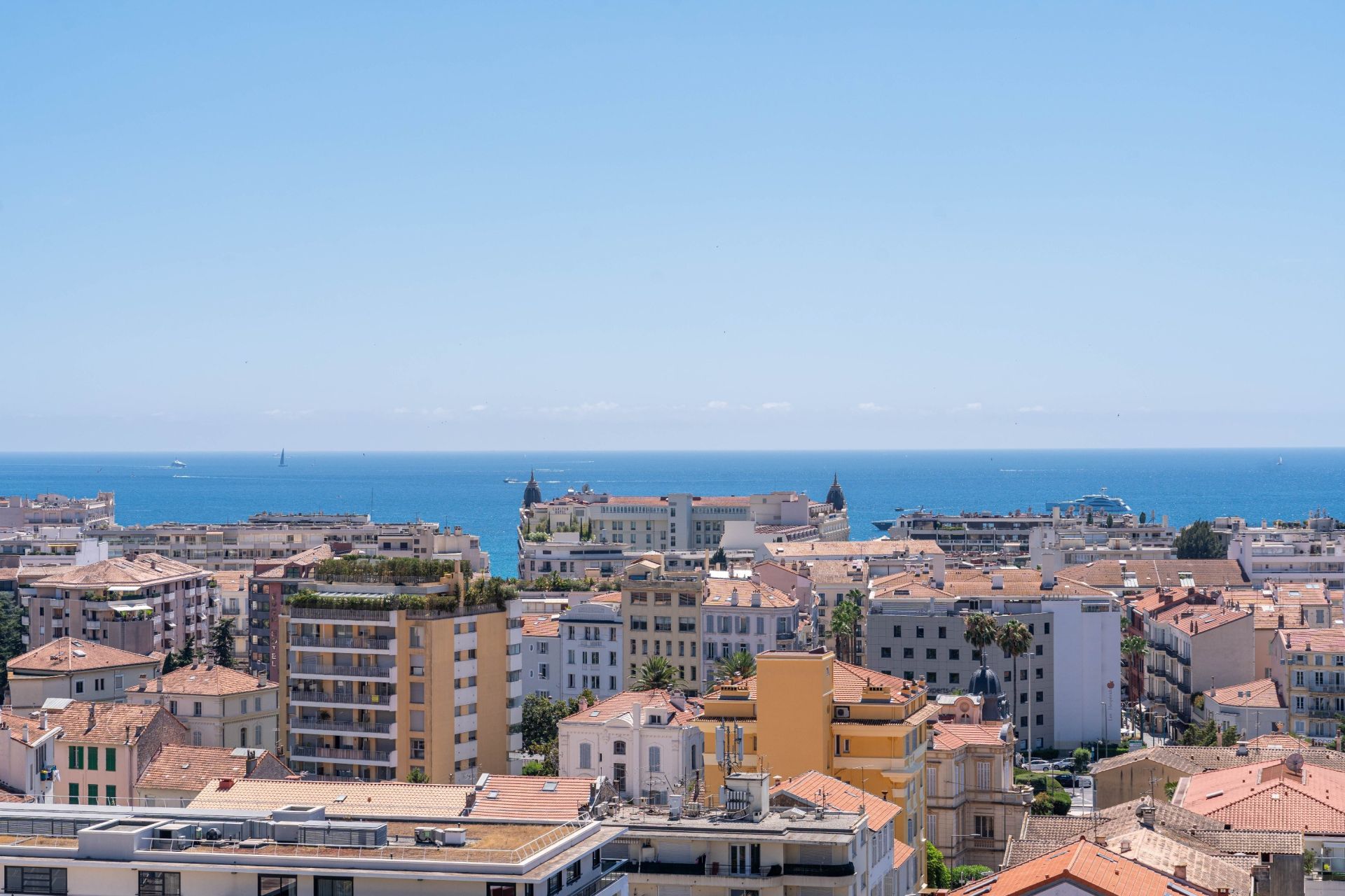luxury apartment 2 Rooms for sale on CANNES (06400)