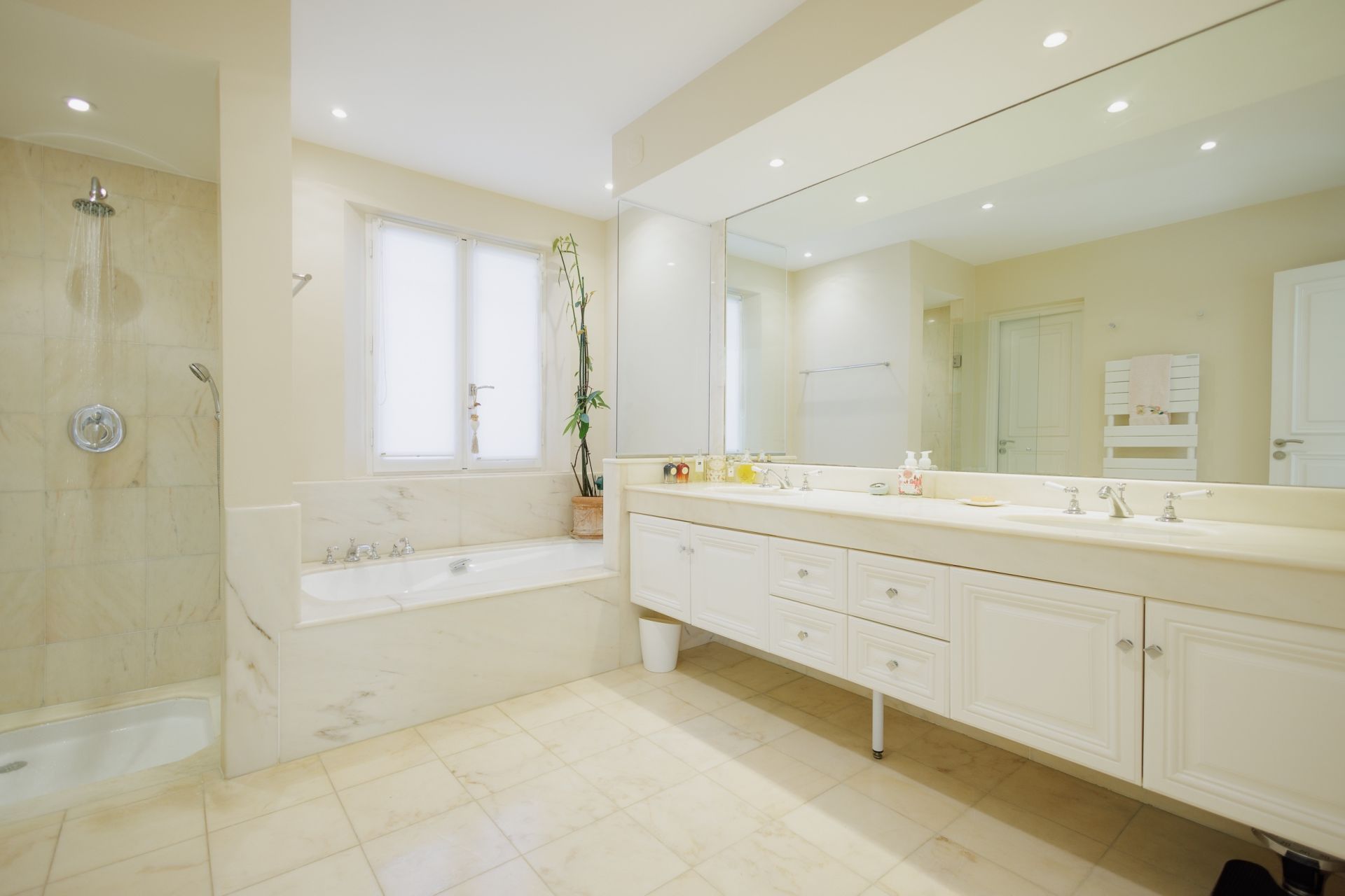 luxury provencale house 11 Rooms for sale on LA COLLE SUR LOUP (06480)
