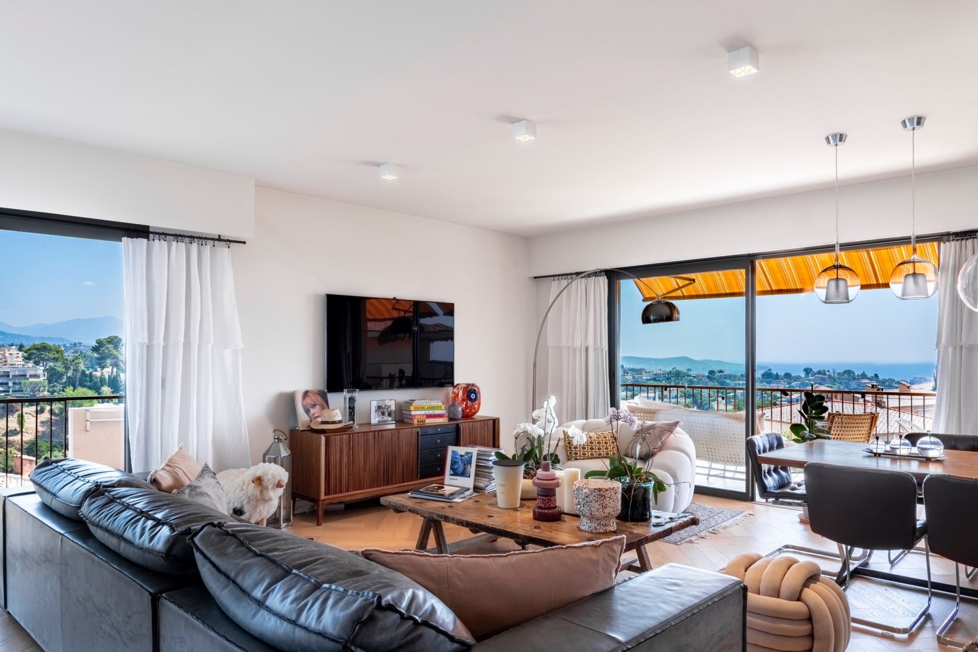 luxury apartment 5 Rooms for sale on NICE (06000)