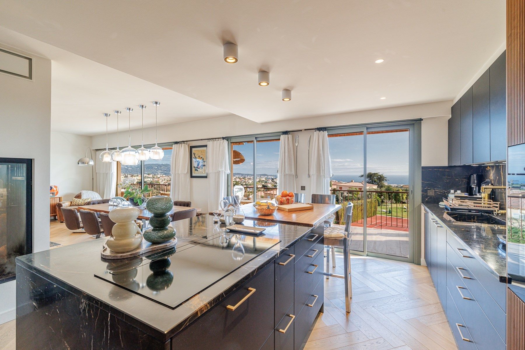 luxury apartment 5 Rooms for sale on NICE (06000)
