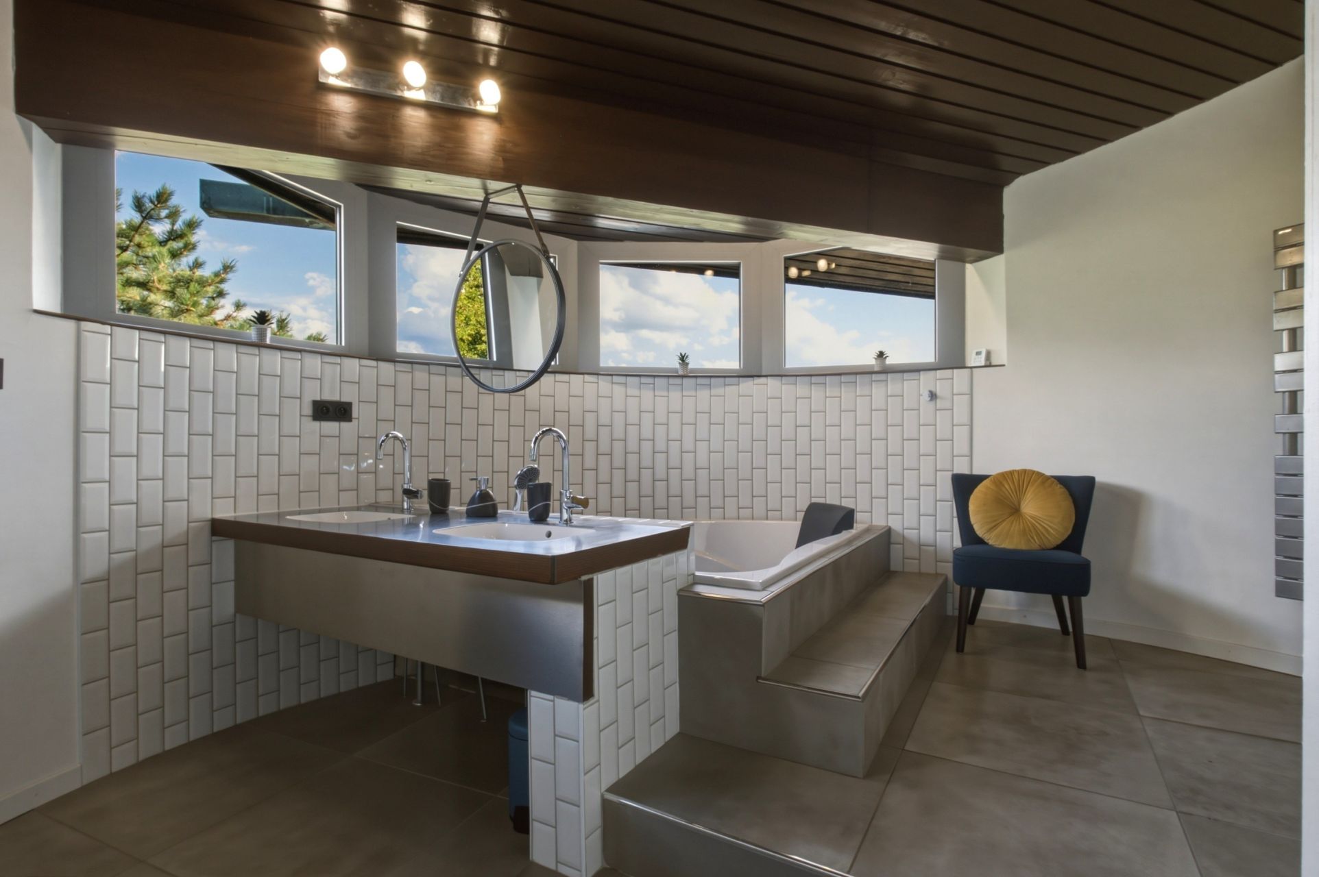 luxury house 10 Rooms for sale on ST JEAN DE MOIRANS (38430)