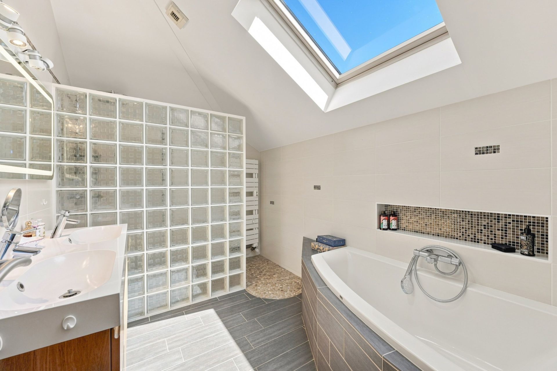 luxury house 5 Rooms for sale on MAXILLY SUR LEMAN (74500)