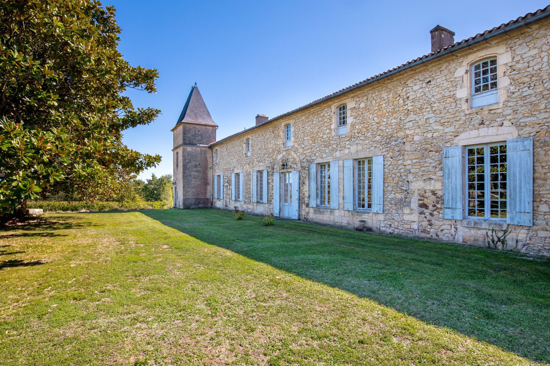 castle 10 Rooms for sale on BORDEAUX (33000)