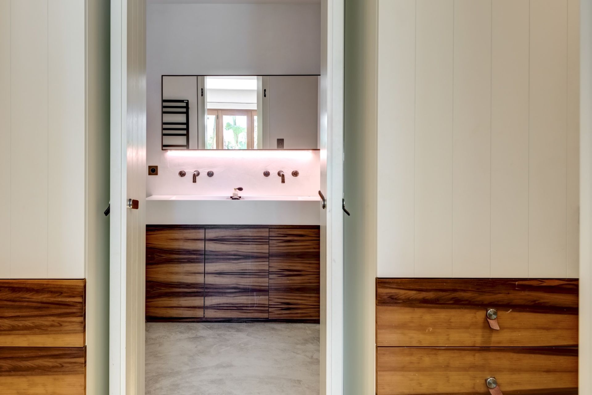 luxury apartment 3 Rooms for sale on CANNES (06400)