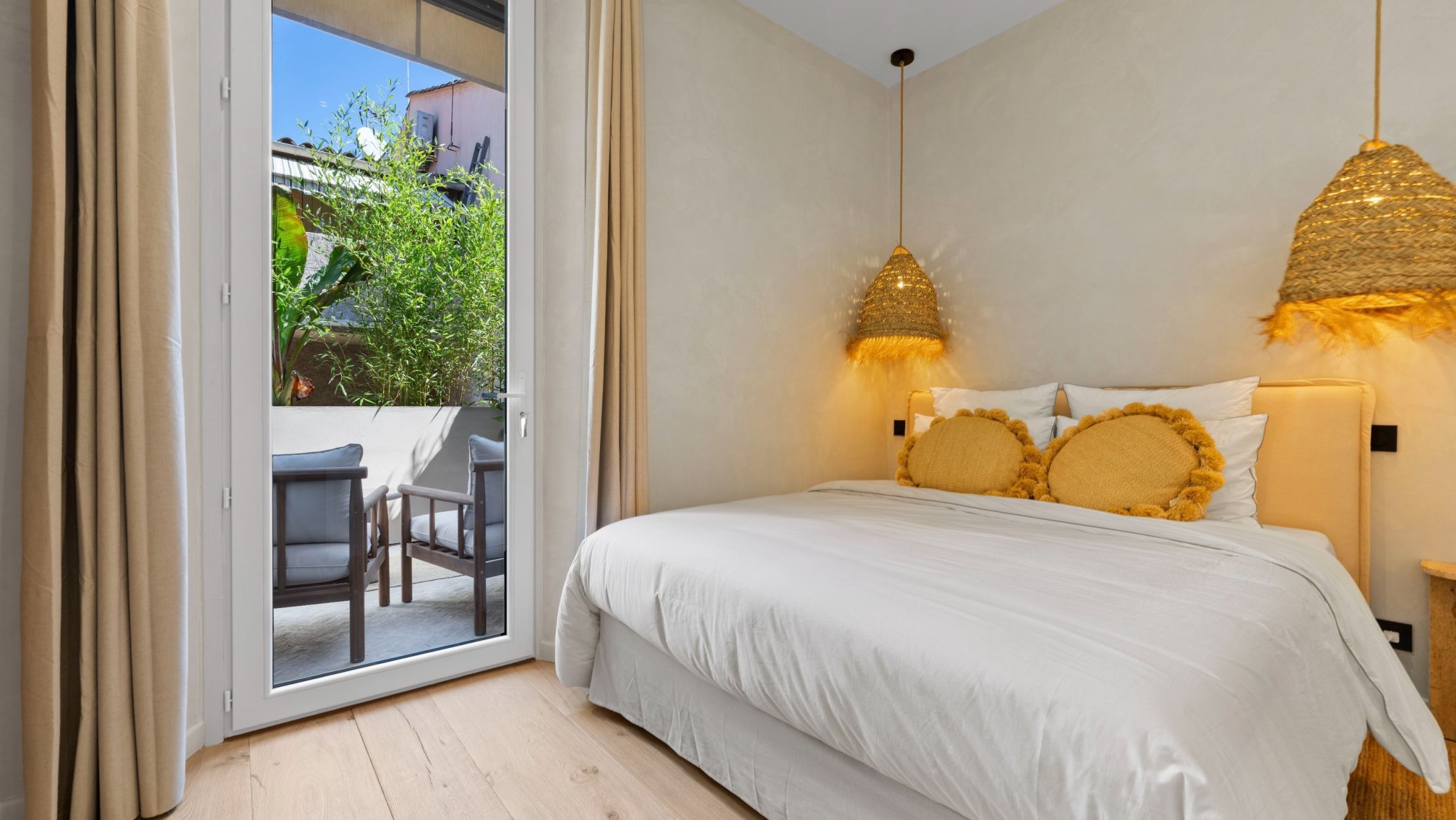 luxury apartment 4 Rooms for sale on ST TROPEZ (83990)