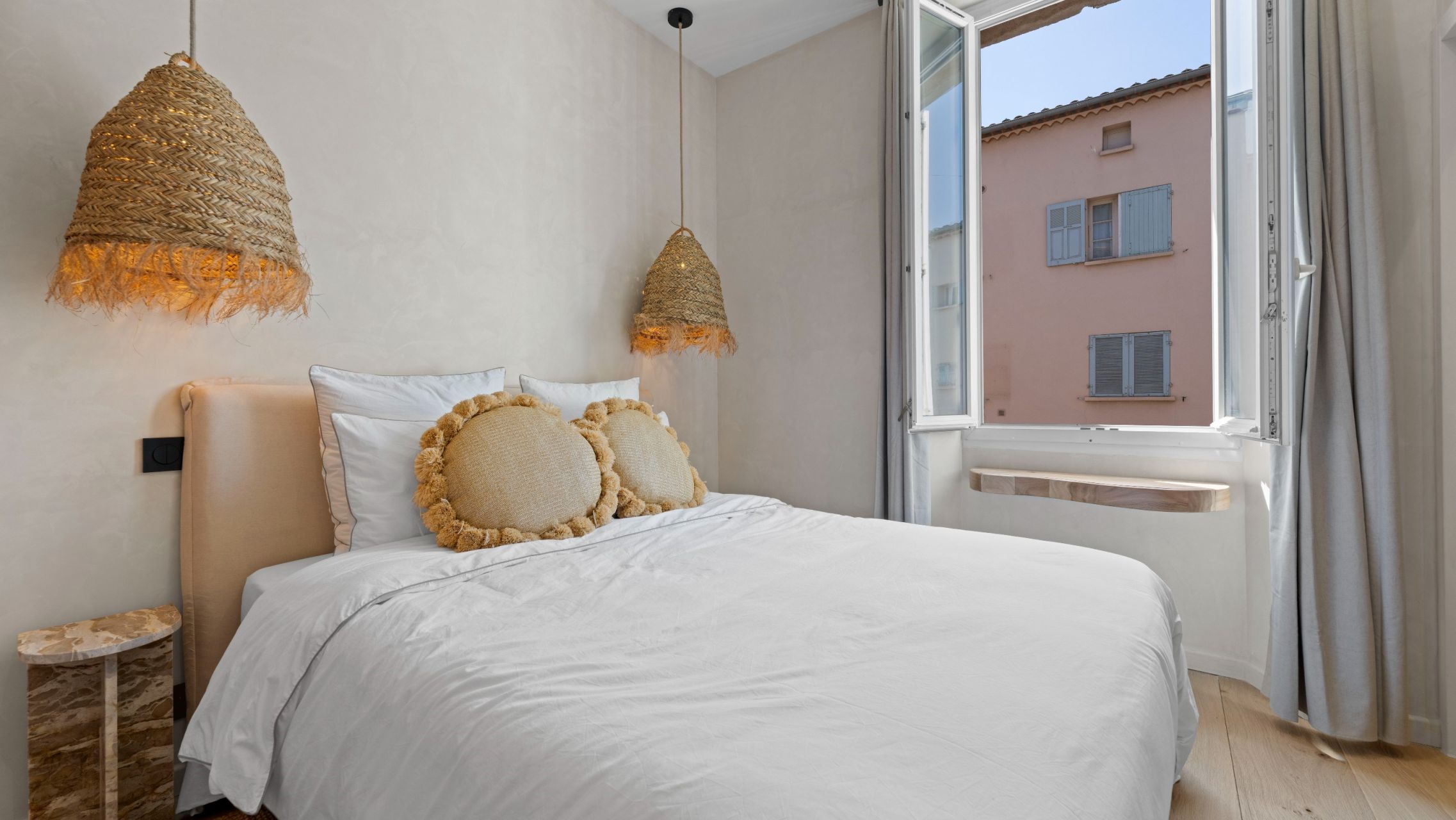 luxury apartment 4 Rooms for sale on ST TROPEZ (83990)