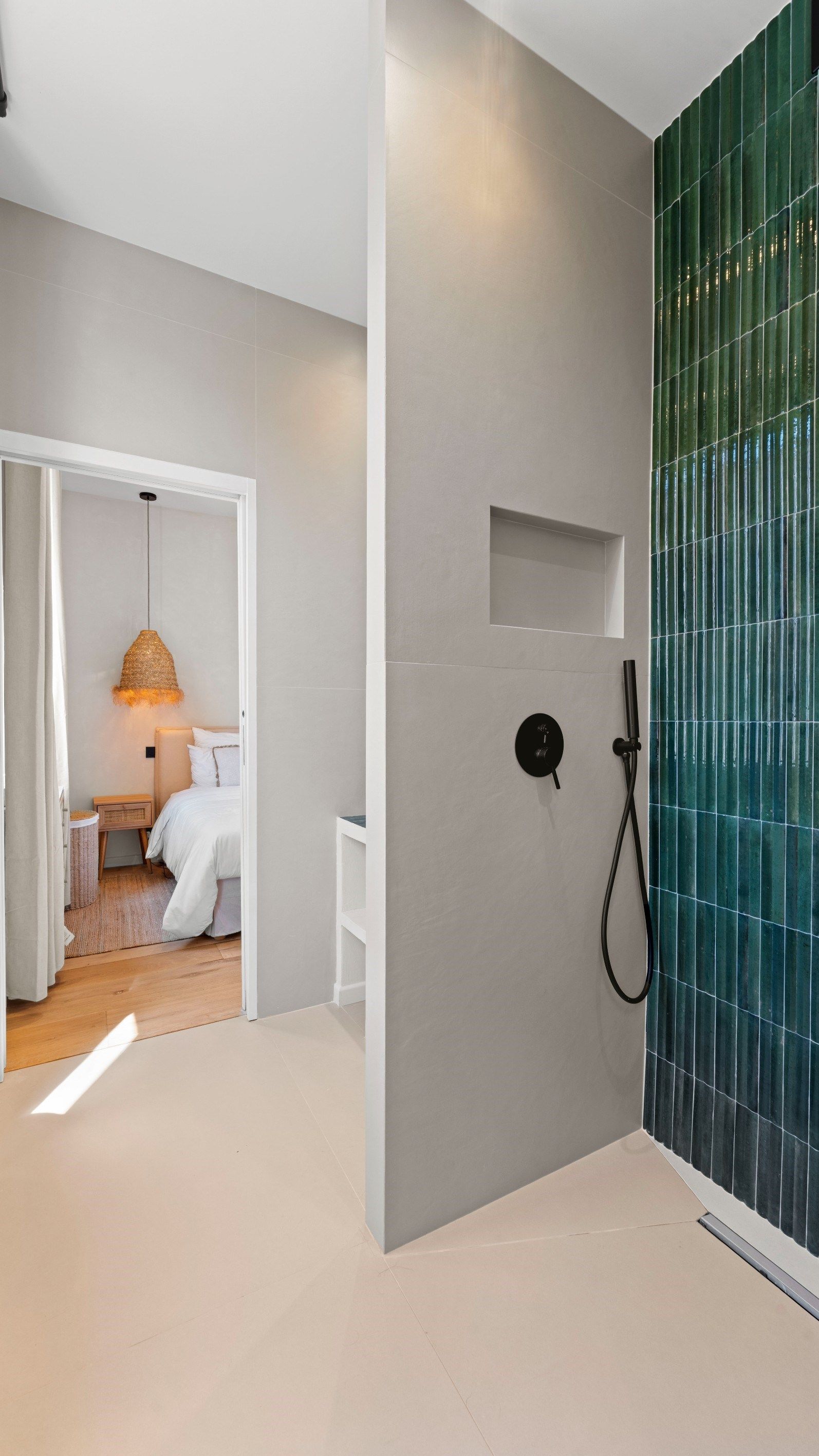 luxury apartment 4 Rooms for sale on ST TROPEZ (83990)