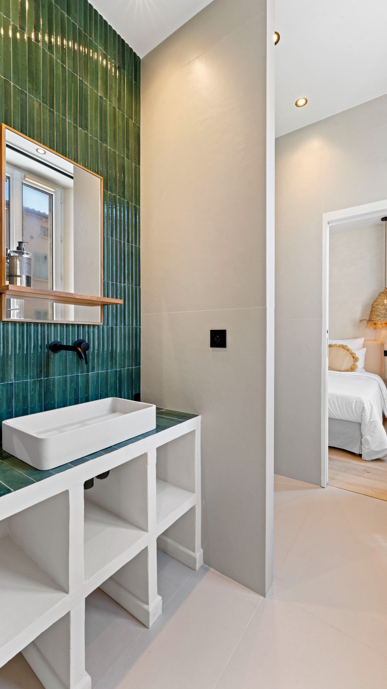 luxury apartment 4 Rooms for sale on ST TROPEZ (83990)