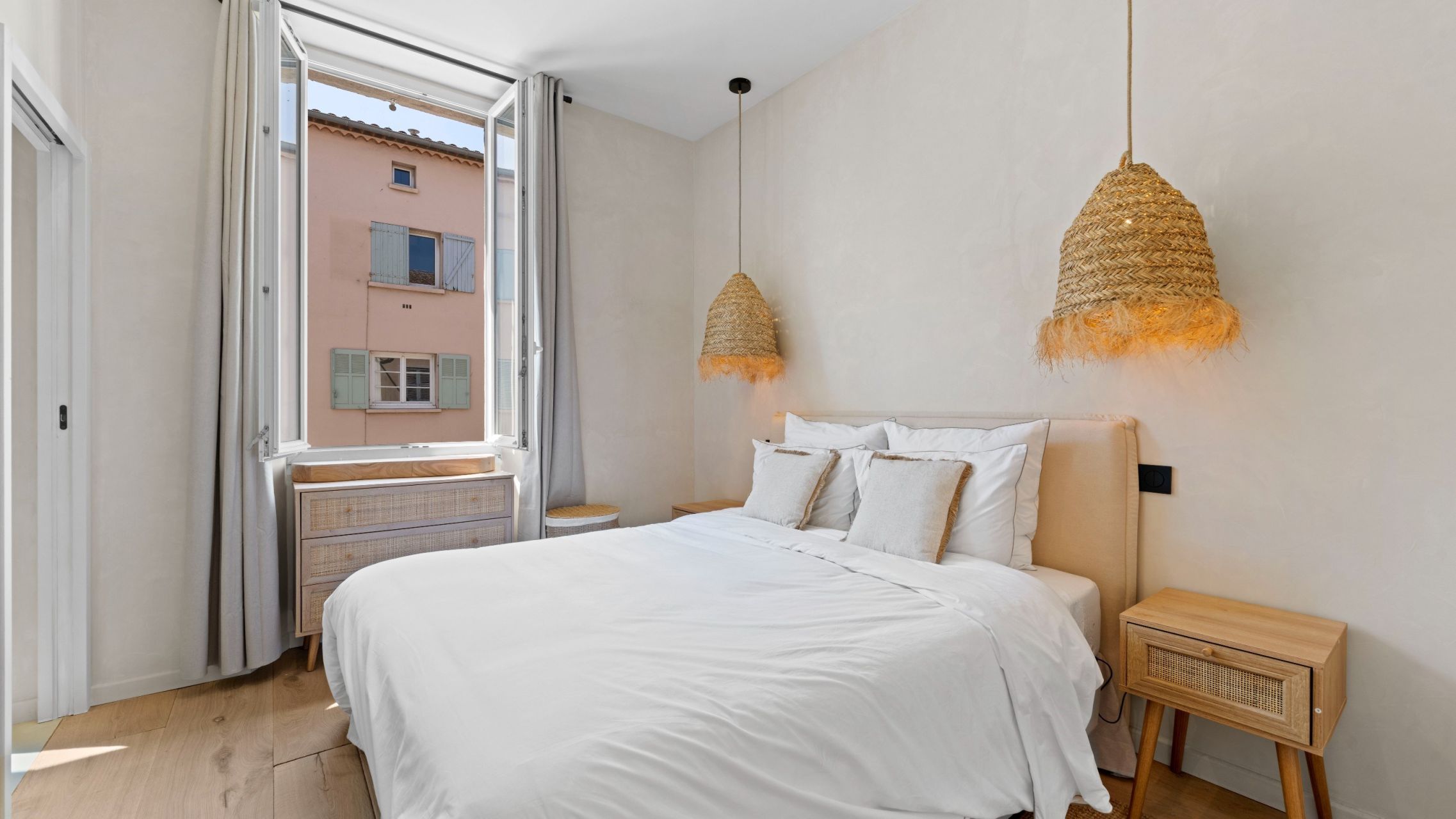 luxury apartment 4 Rooms for sale on ST TROPEZ (83990)