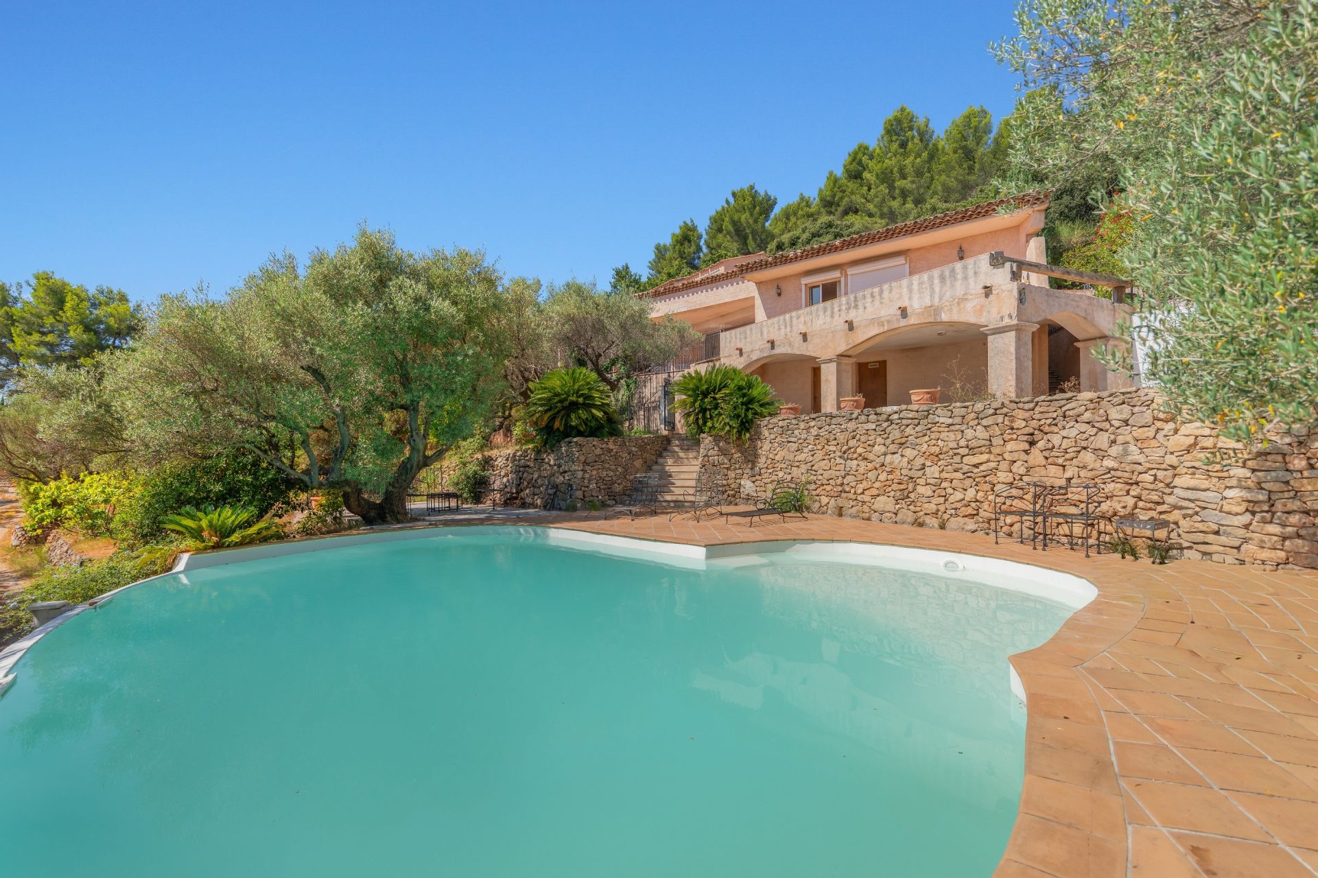 luxury house 7 Rooms for sale on LA FARLEDE (83210)