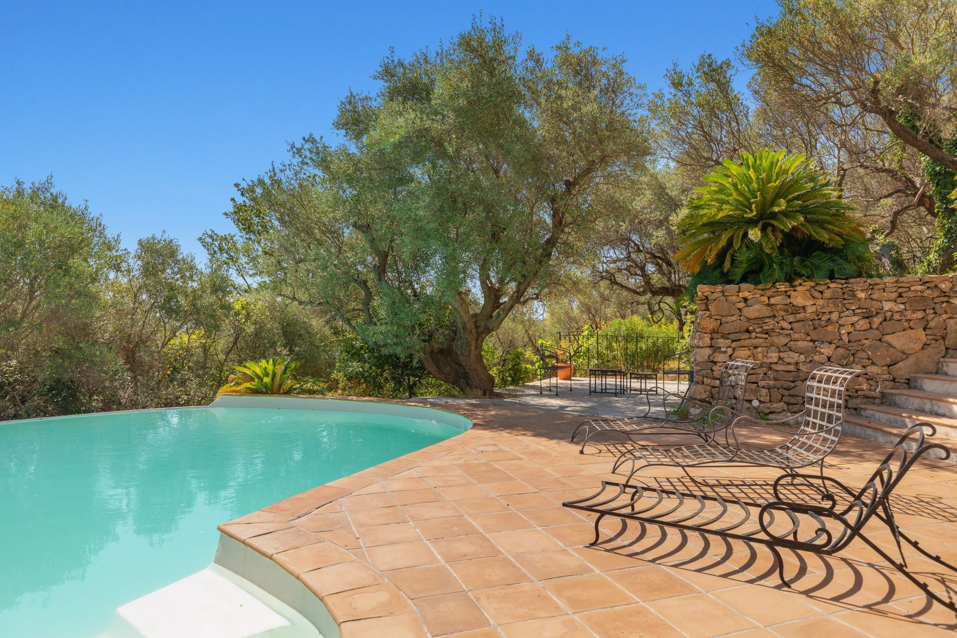 luxury house 7 Rooms for sale on LA FARLEDE (83210)