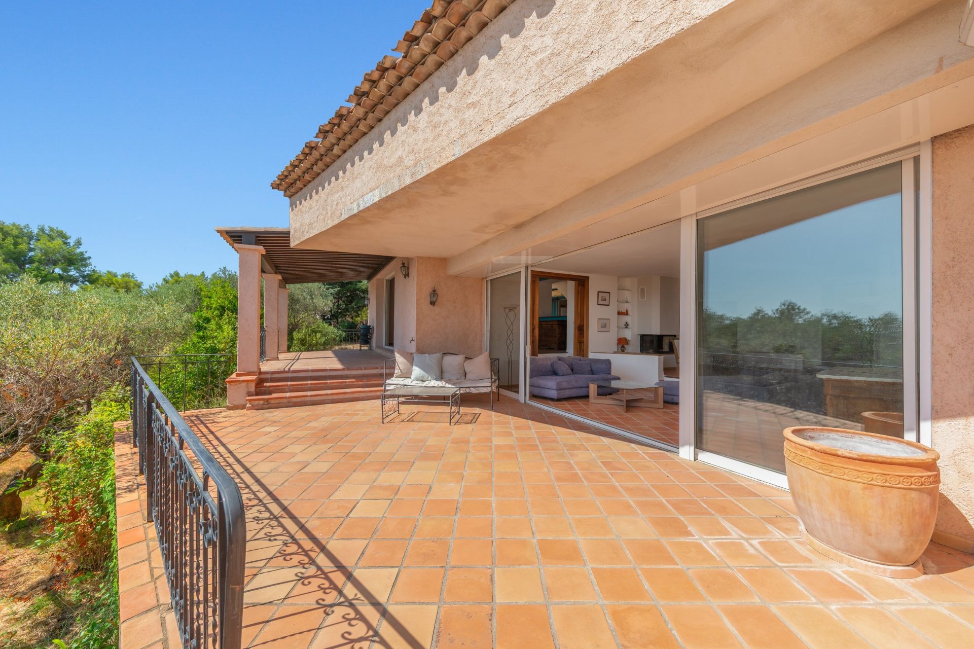 luxury house 7 Rooms for sale on LA FARLEDE (83210)