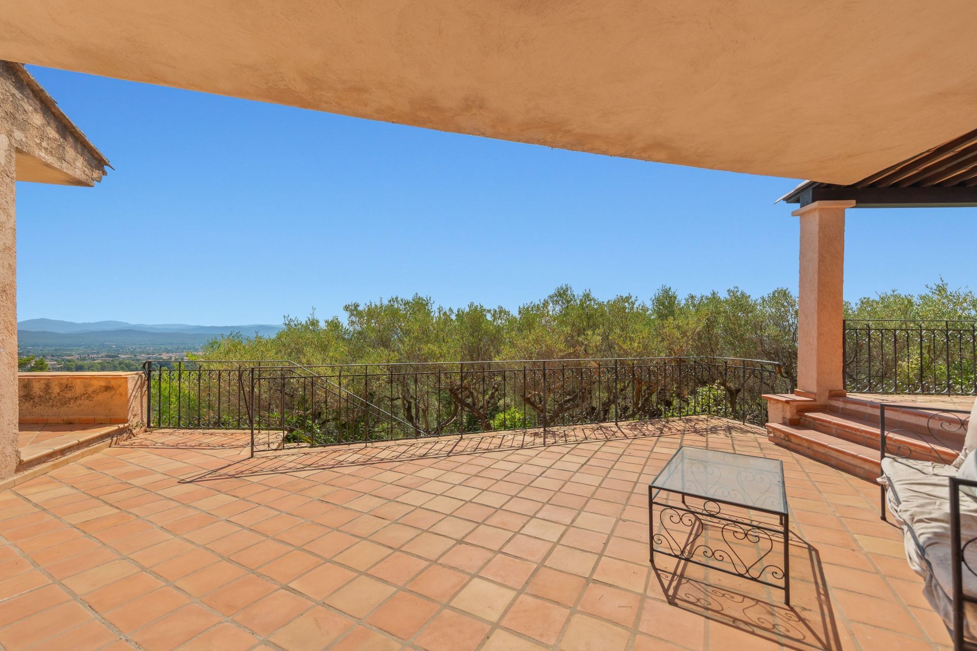 luxury house 7 Rooms for sale on LA FARLEDE (83210)