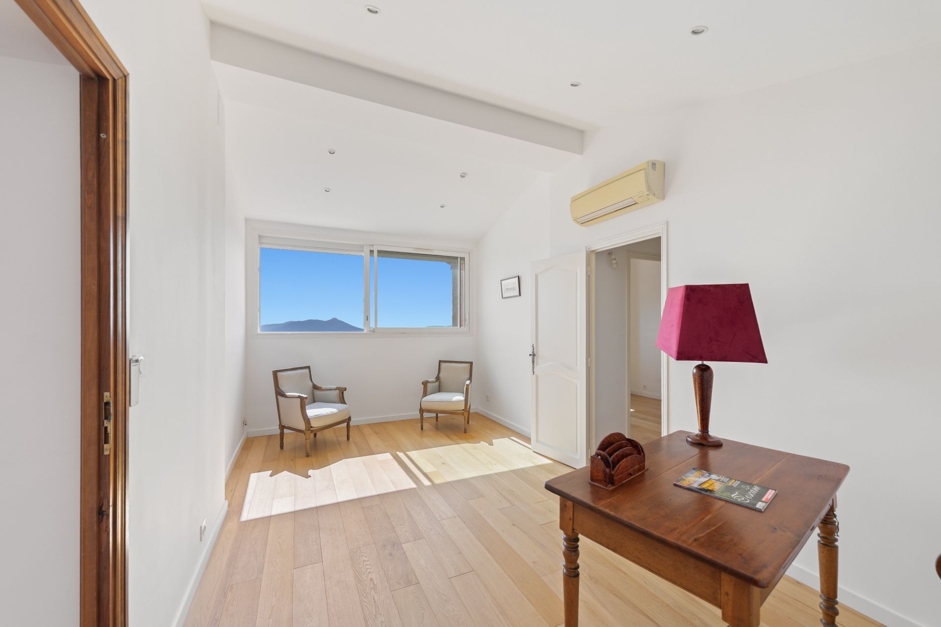 luxury house 7 Rooms for sale on LA FARLEDE (83210)