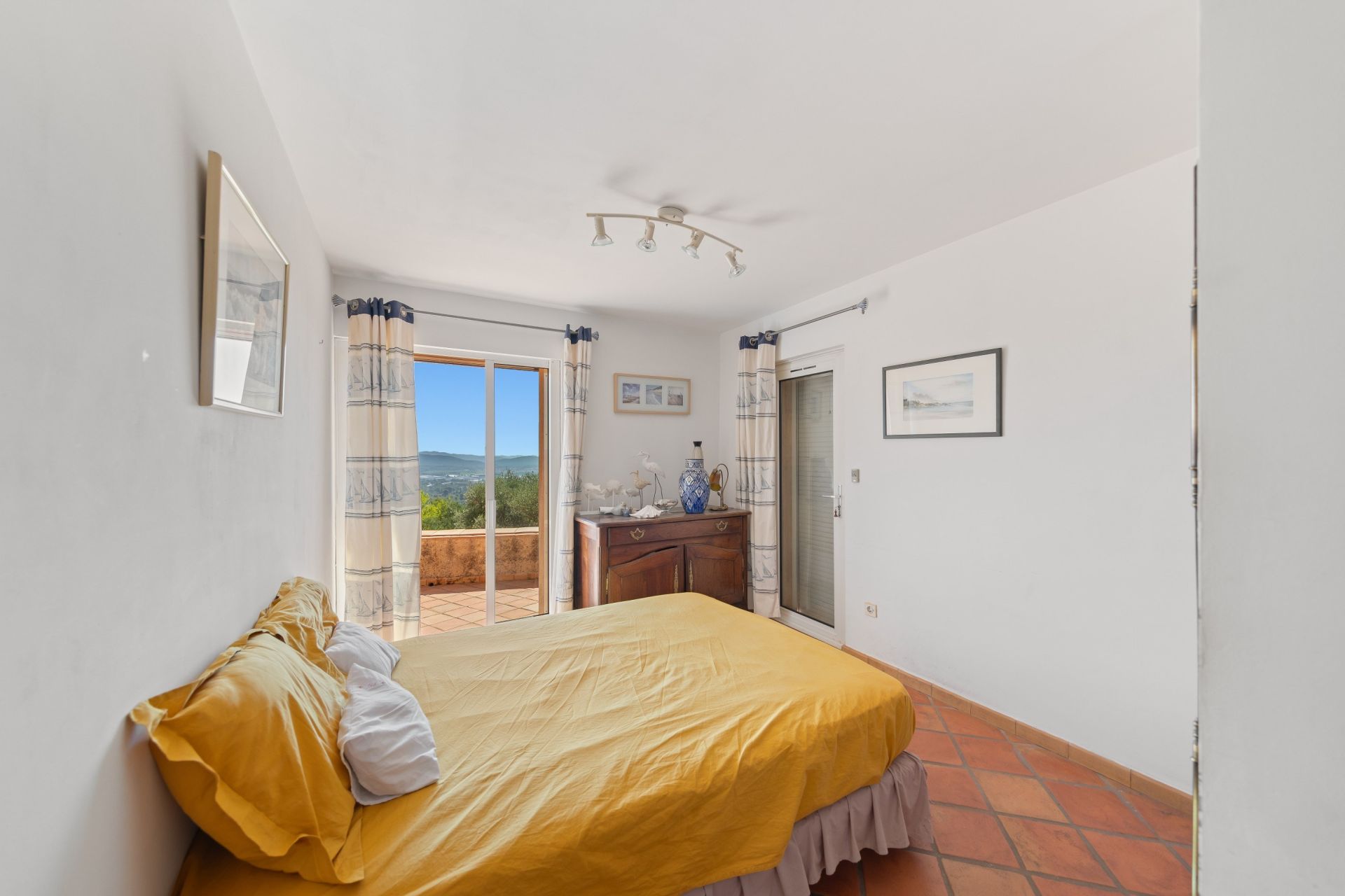 luxury house 7 Rooms for sale on LA FARLEDE (83210)