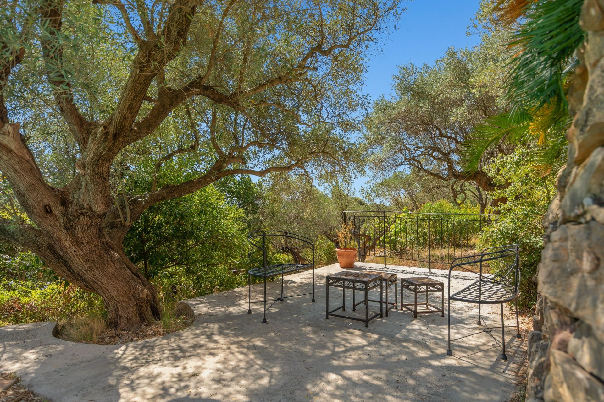 luxury house 7 Rooms for sale on LA FARLEDE (83210)