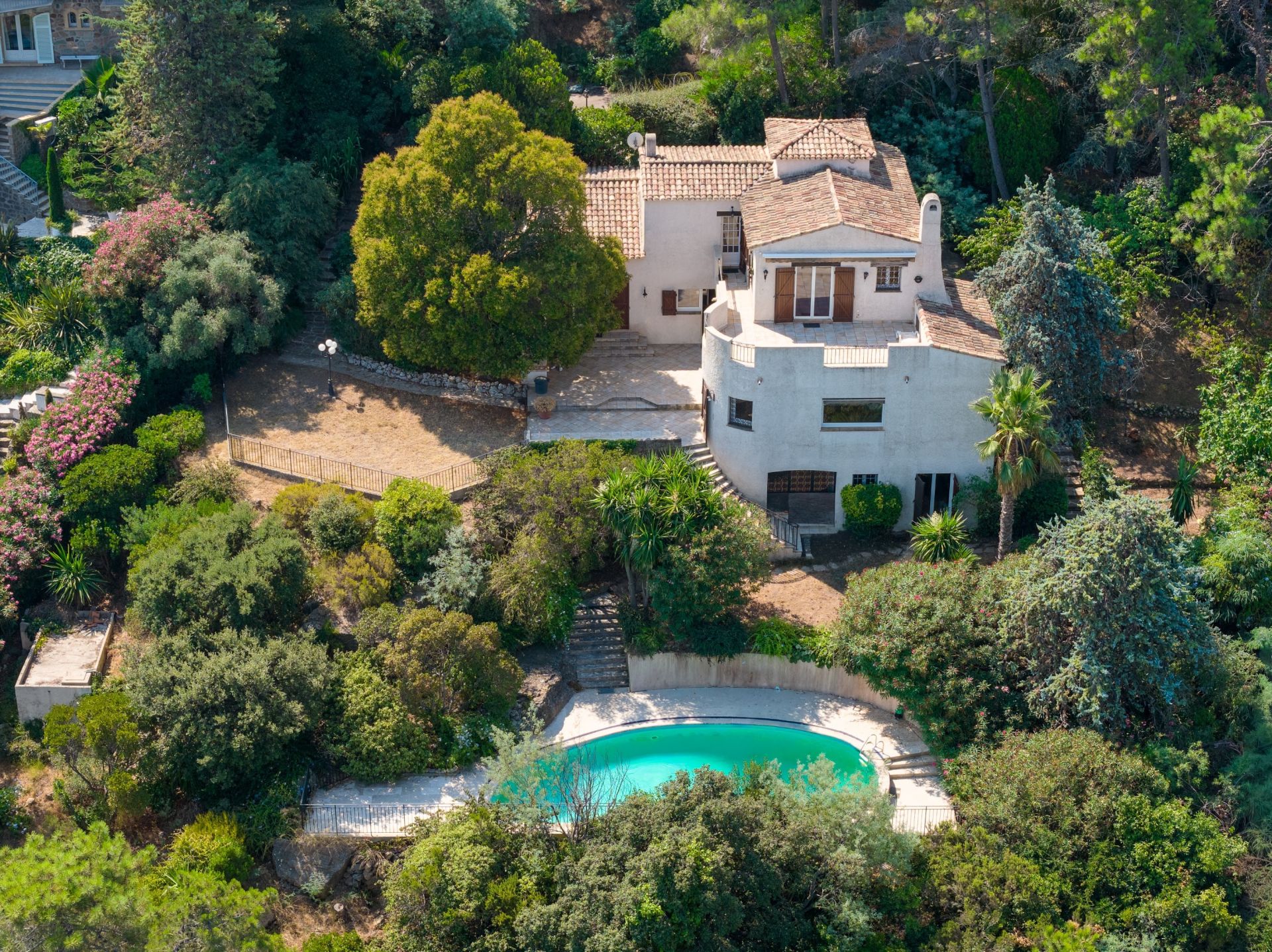 luxury villa 8 Rooms for sale on THEOULE SUR MER (06590)