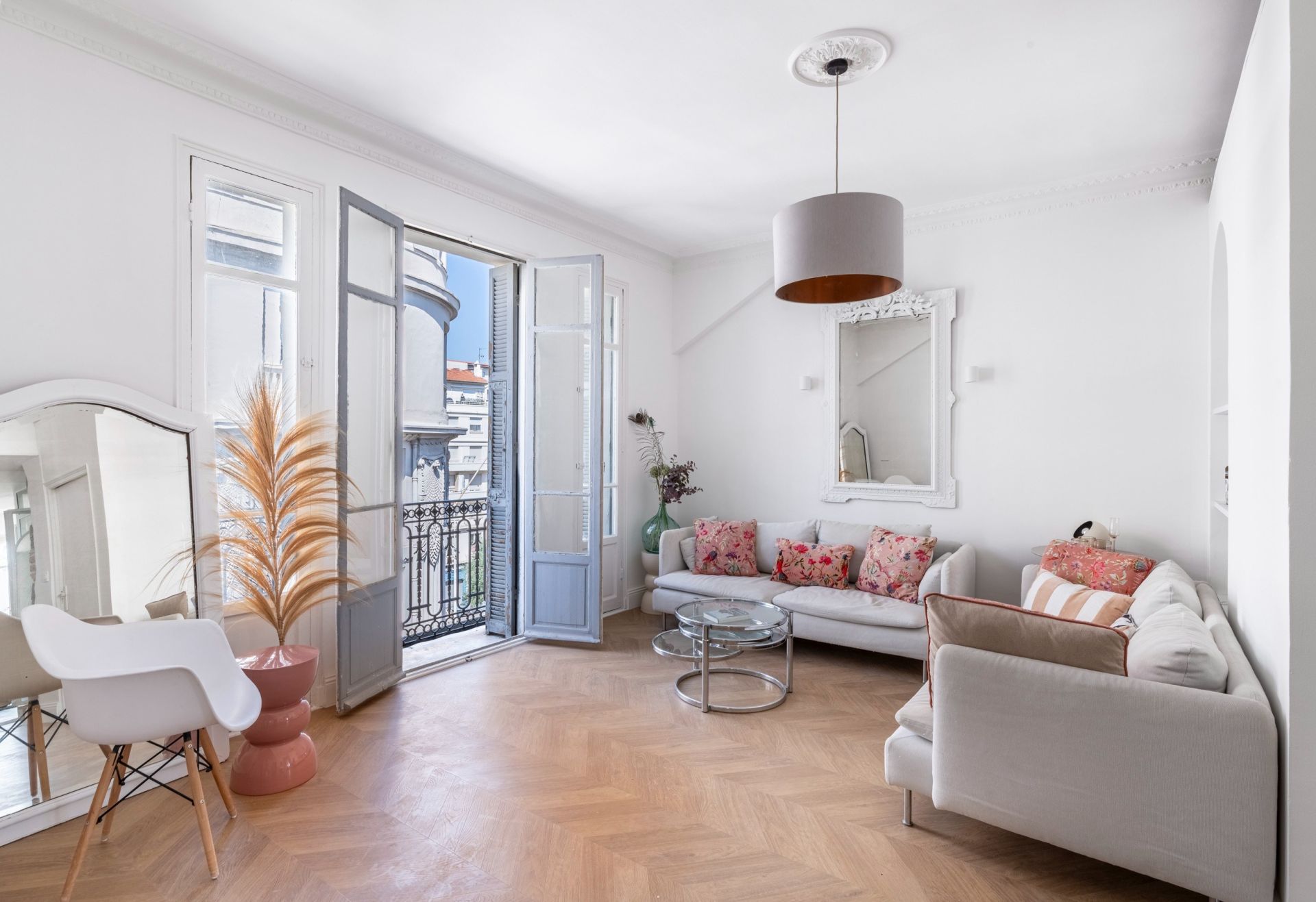luxury apartment 4 Rooms for sale on NICE (06000)