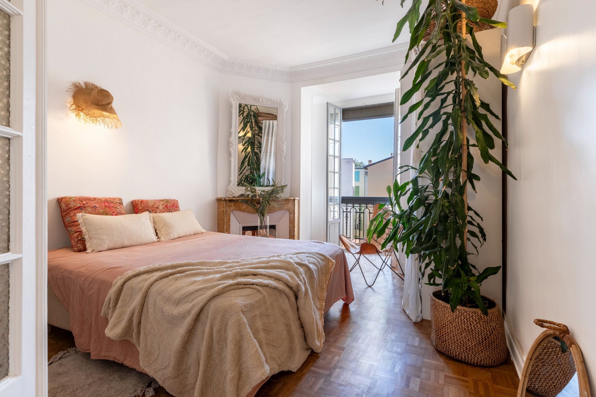luxury apartment 4 Rooms for sale on NICE (06000)