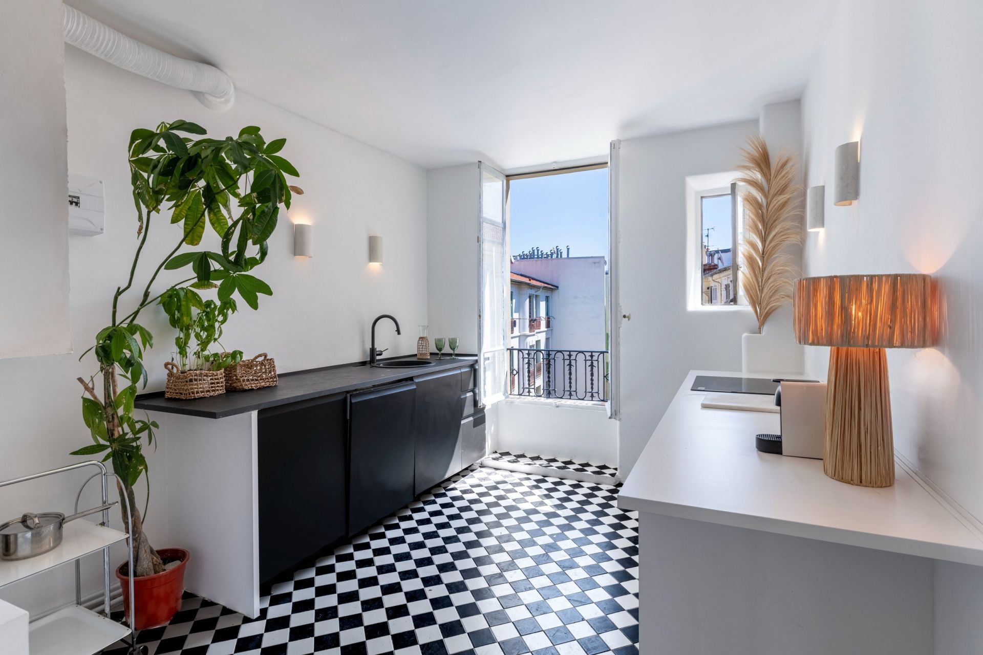 luxury apartment 4 Rooms for sale on NICE (06000)