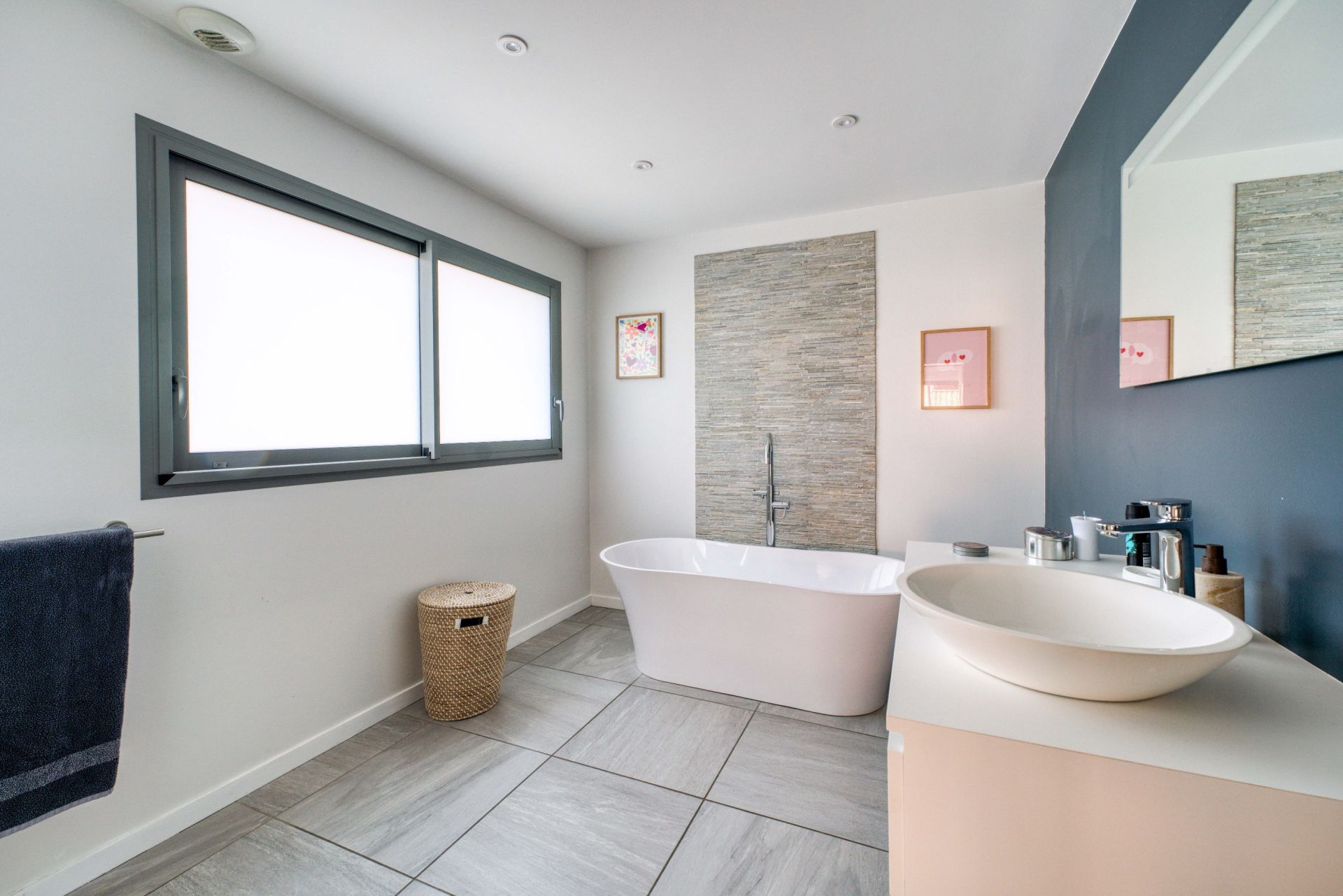 luxury house 8 Rooms for sale on ST GEORGES DE DIDONNE (17110)