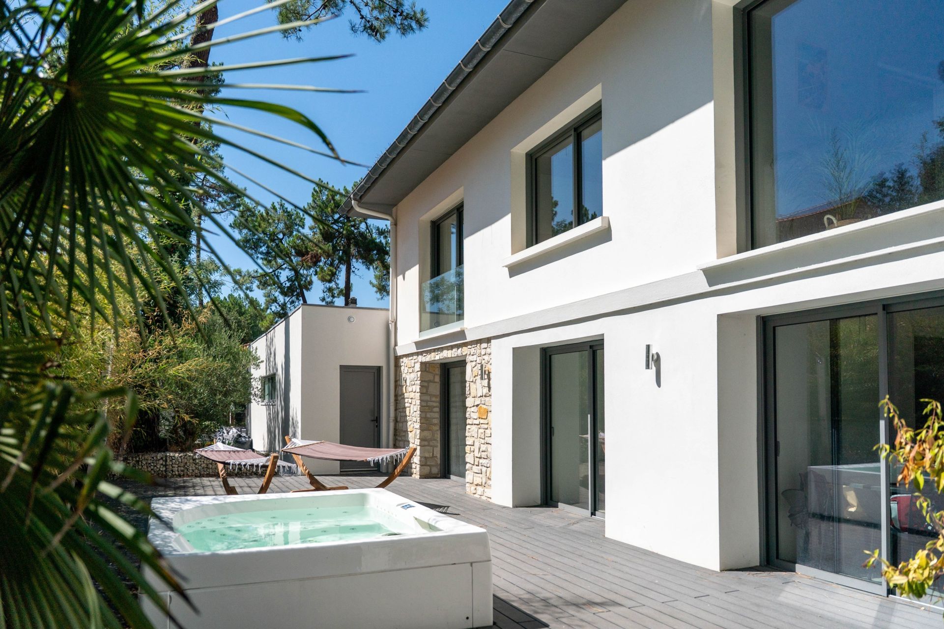 luxury house 8 Rooms for sale on ST GEORGES DE DIDONNE (17110)