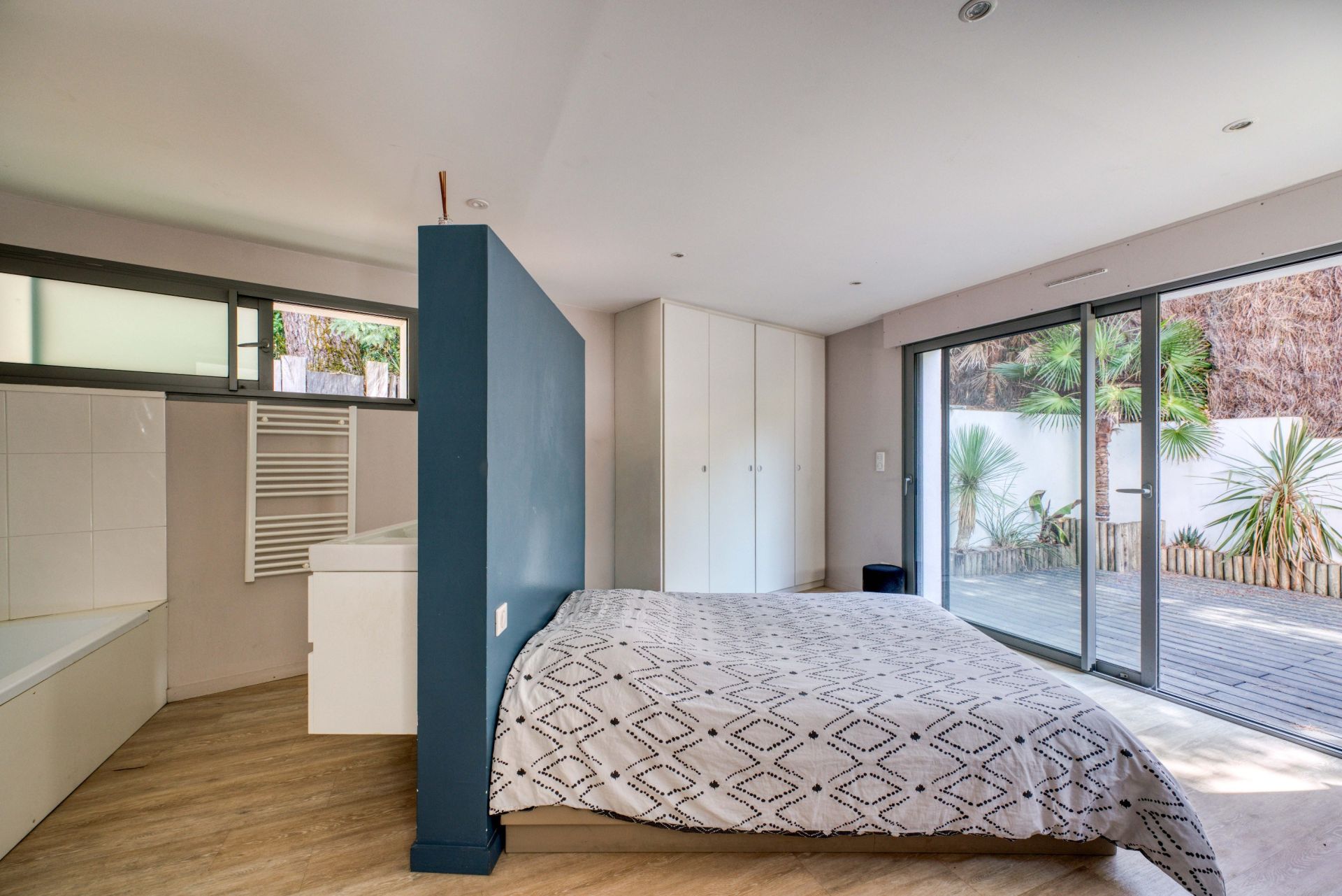 luxury house 8 Rooms for sale on ST GEORGES DE DIDONNE (17110)
