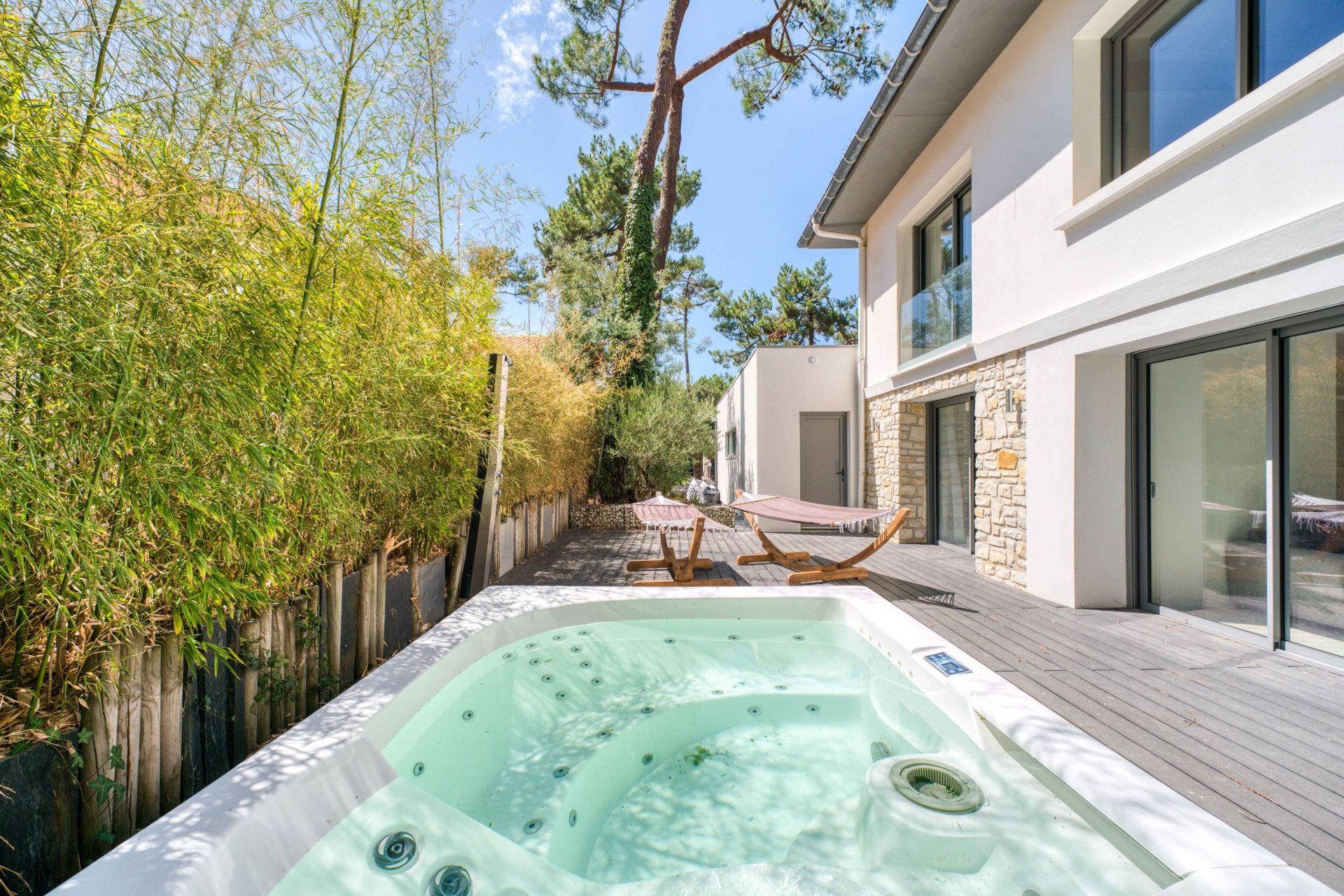 luxury house 8 Rooms for sale on ST GEORGES DE DIDONNE (17110)