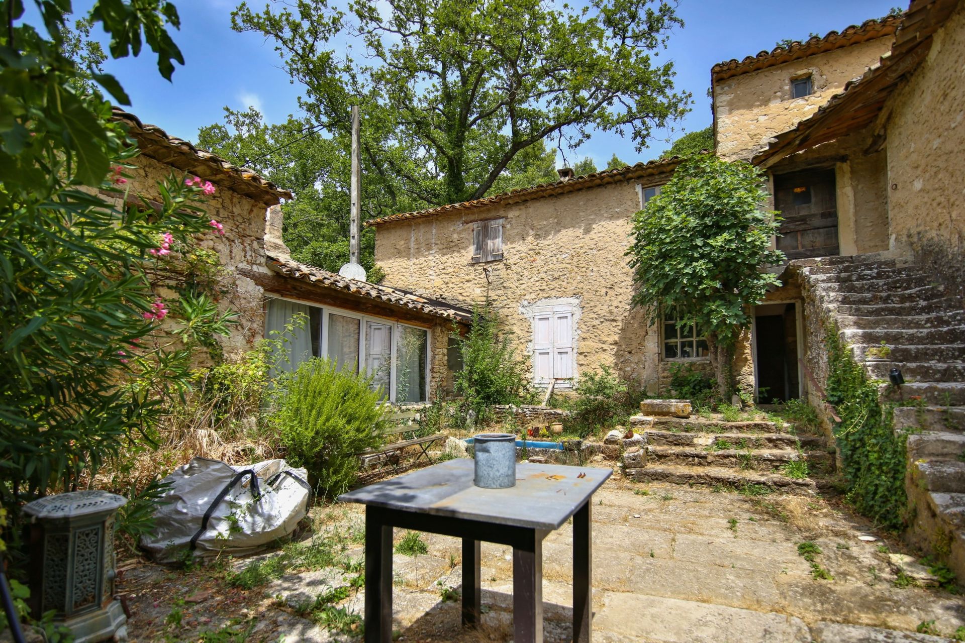 luxury house 10 Rooms for sale on OPPEDE (84580)