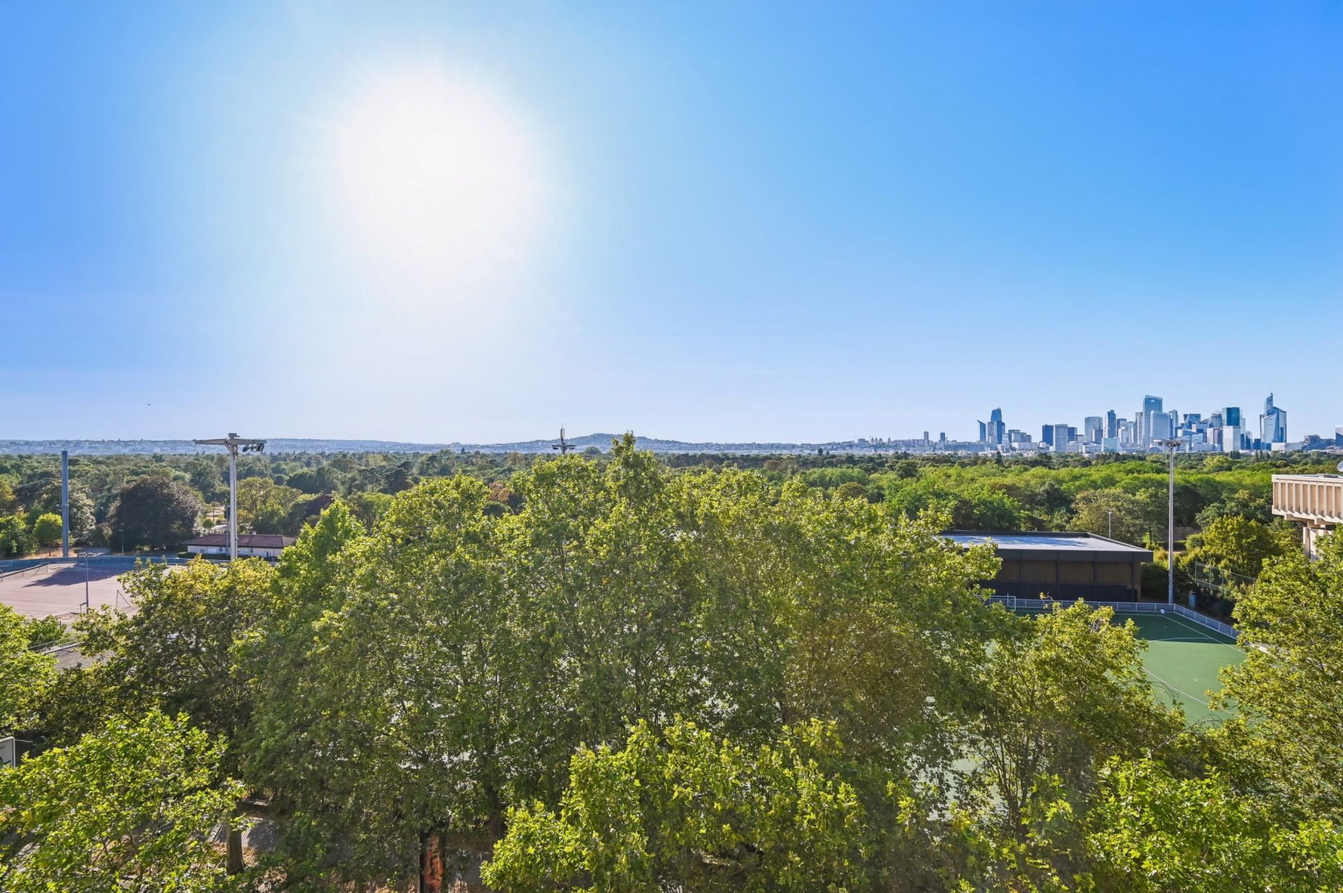 luxury apartment 4 Rooms for sale on PARIS (75116)