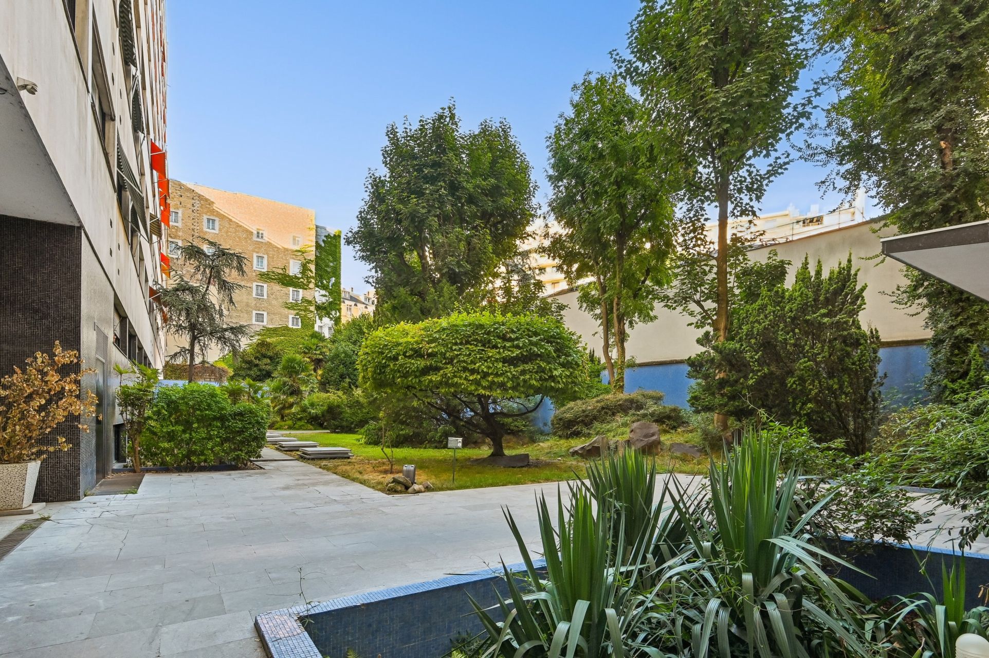 luxury apartment 4 Rooms for sale on PARIS (75116)